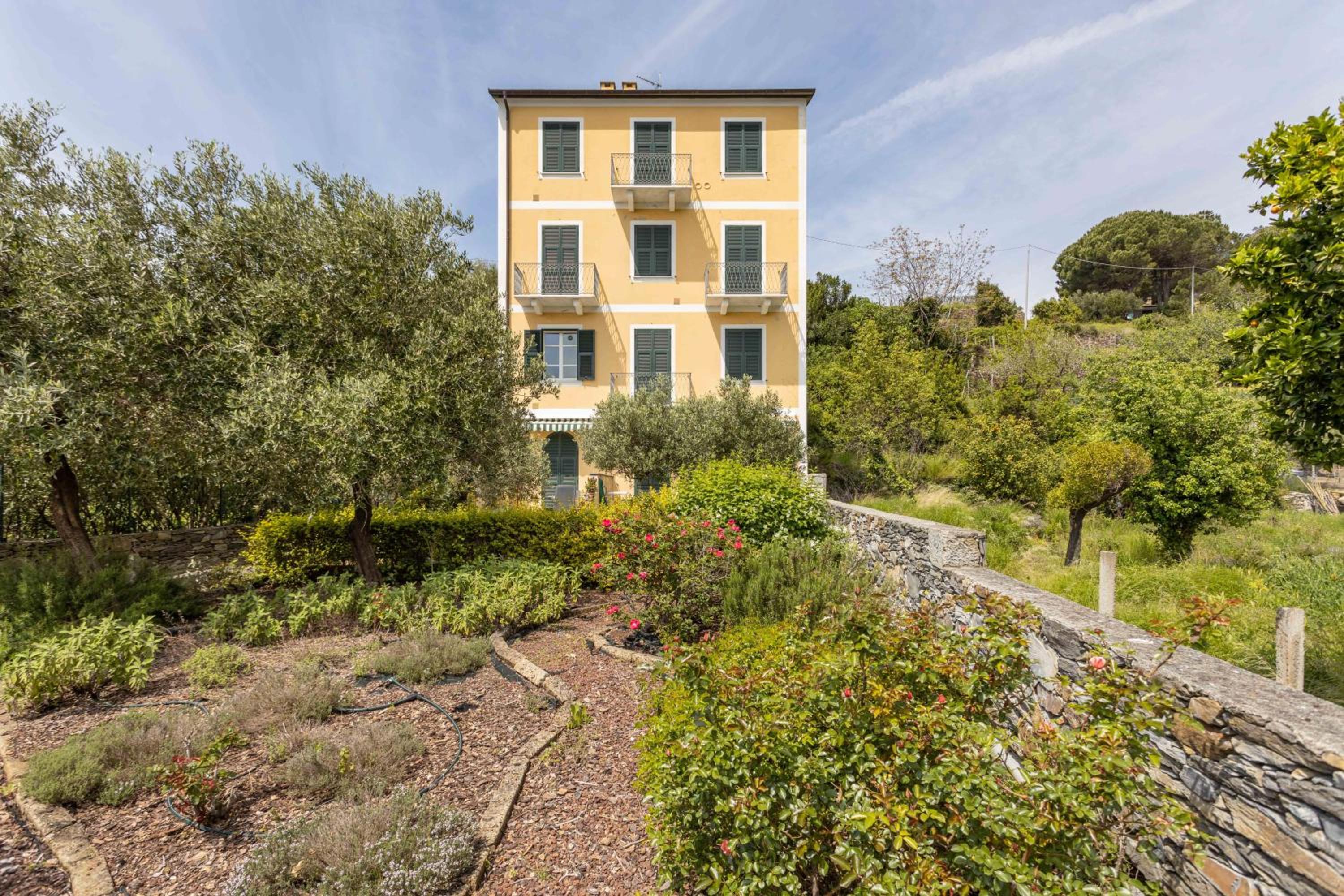 JOIVY Lovely flat w private parking in 5 Terre view 3
