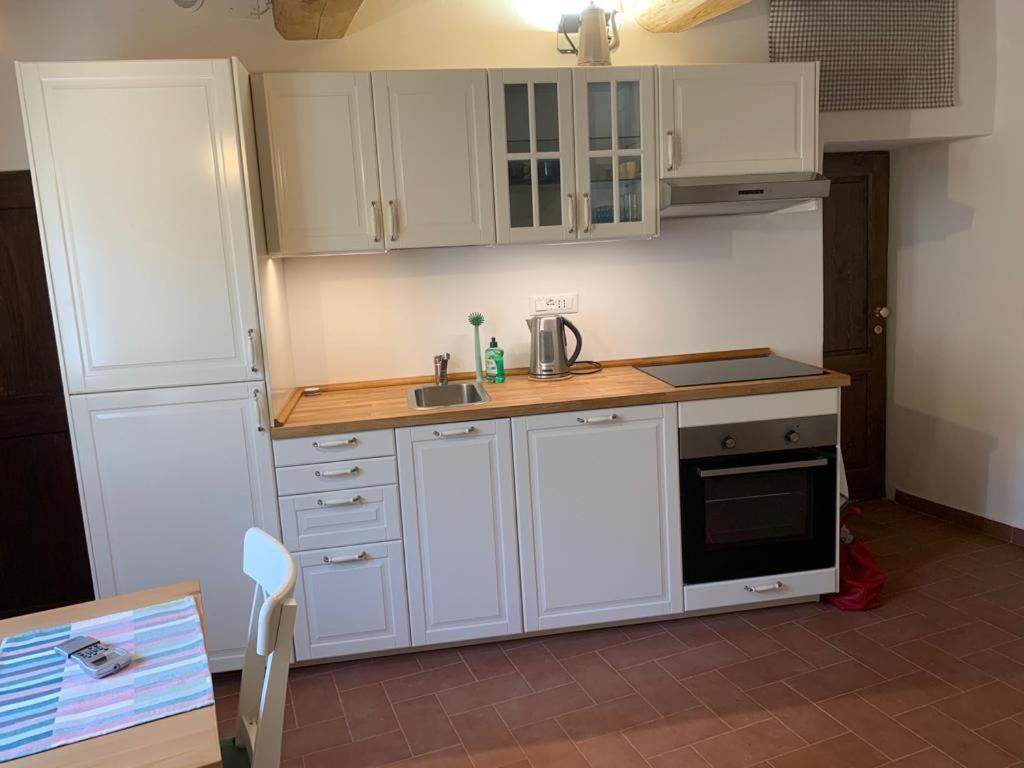 In piazza Casale Marittimo en Casale Marittimo — kitchen