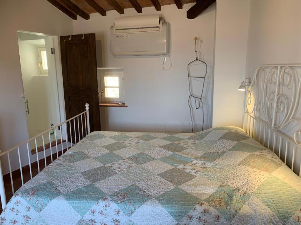 In piazza Casale Marittimo en Casale Marittimo — hotel room