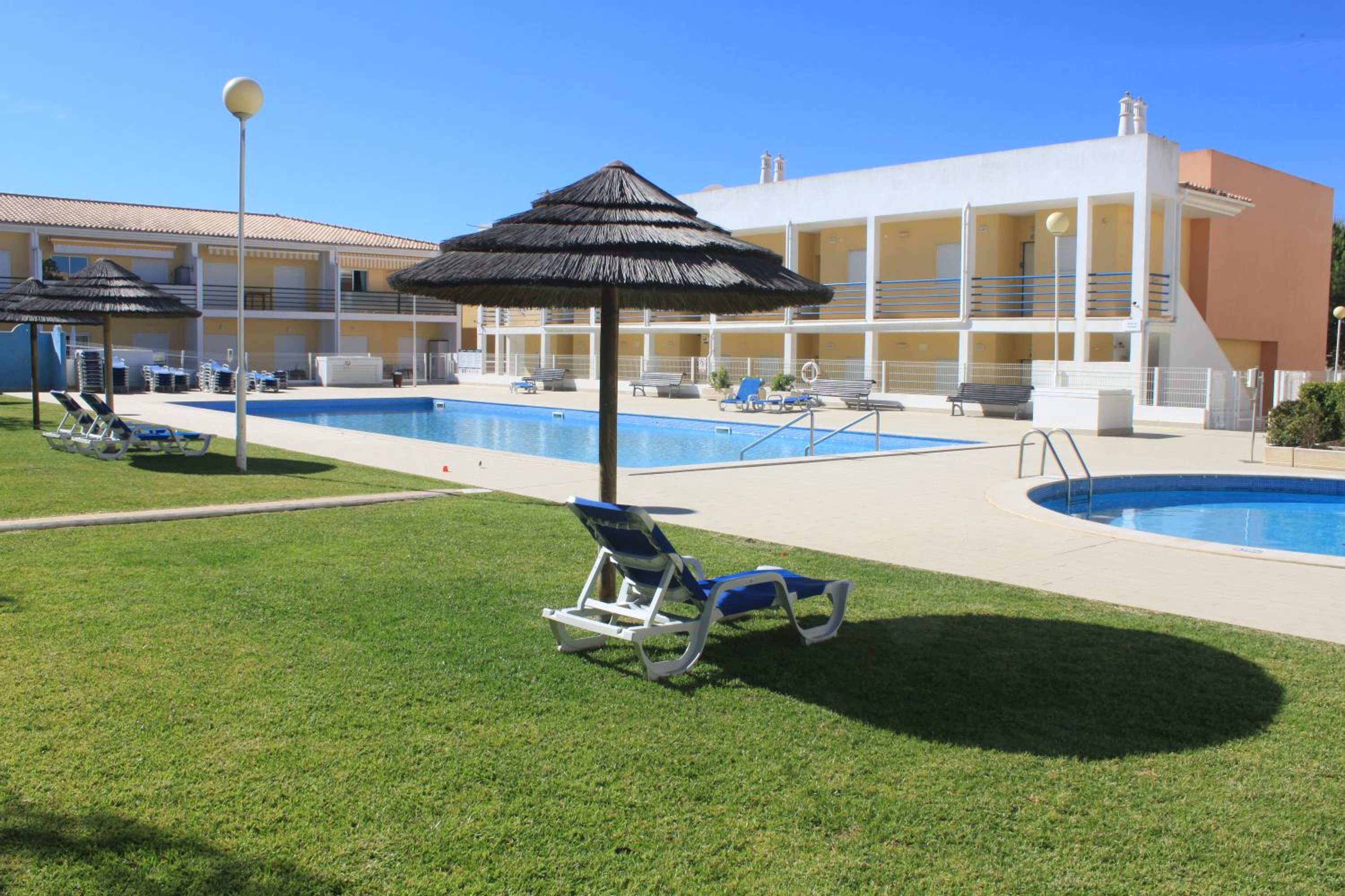 Pool&Beach in Encosta de São José