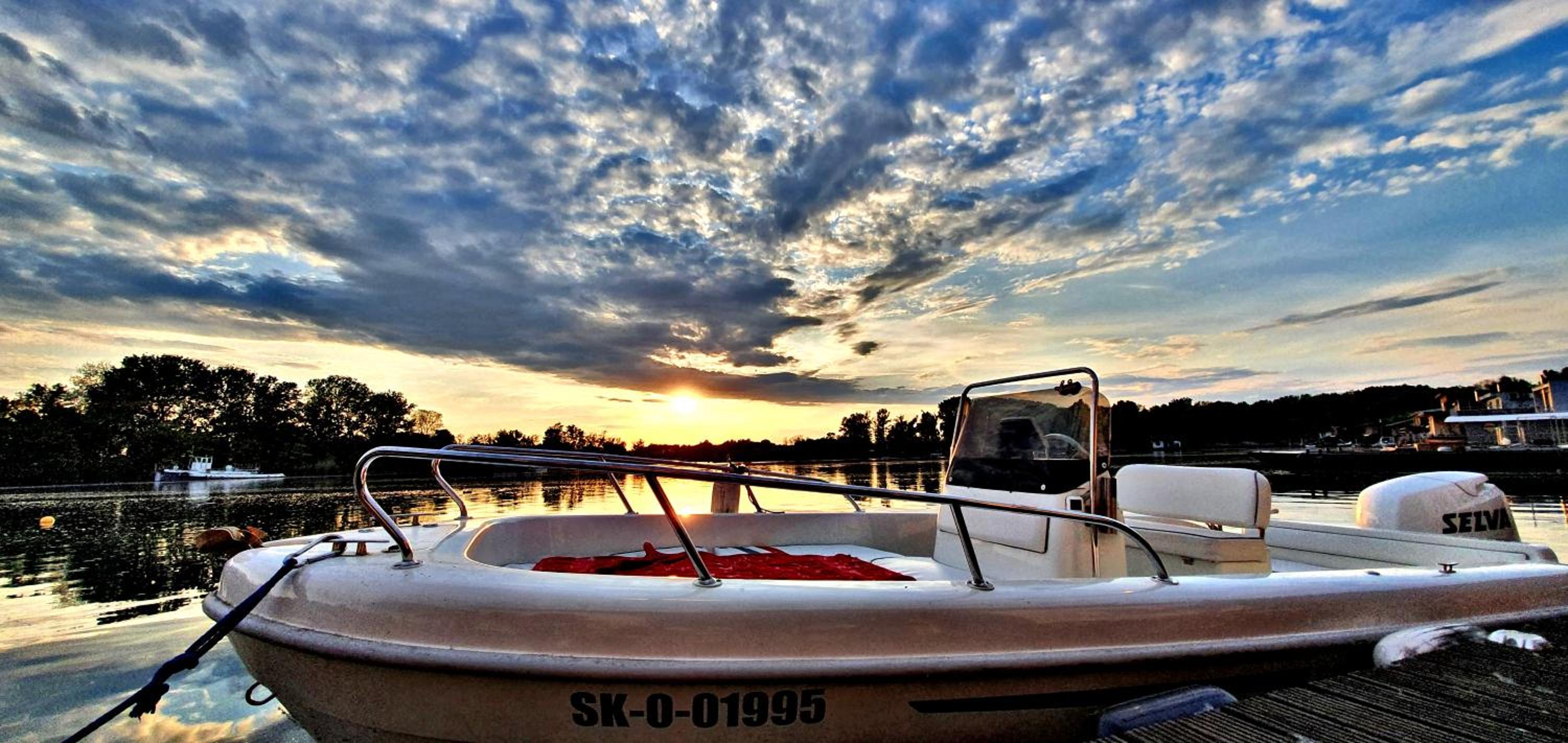 Hausboat Vlnka view 4