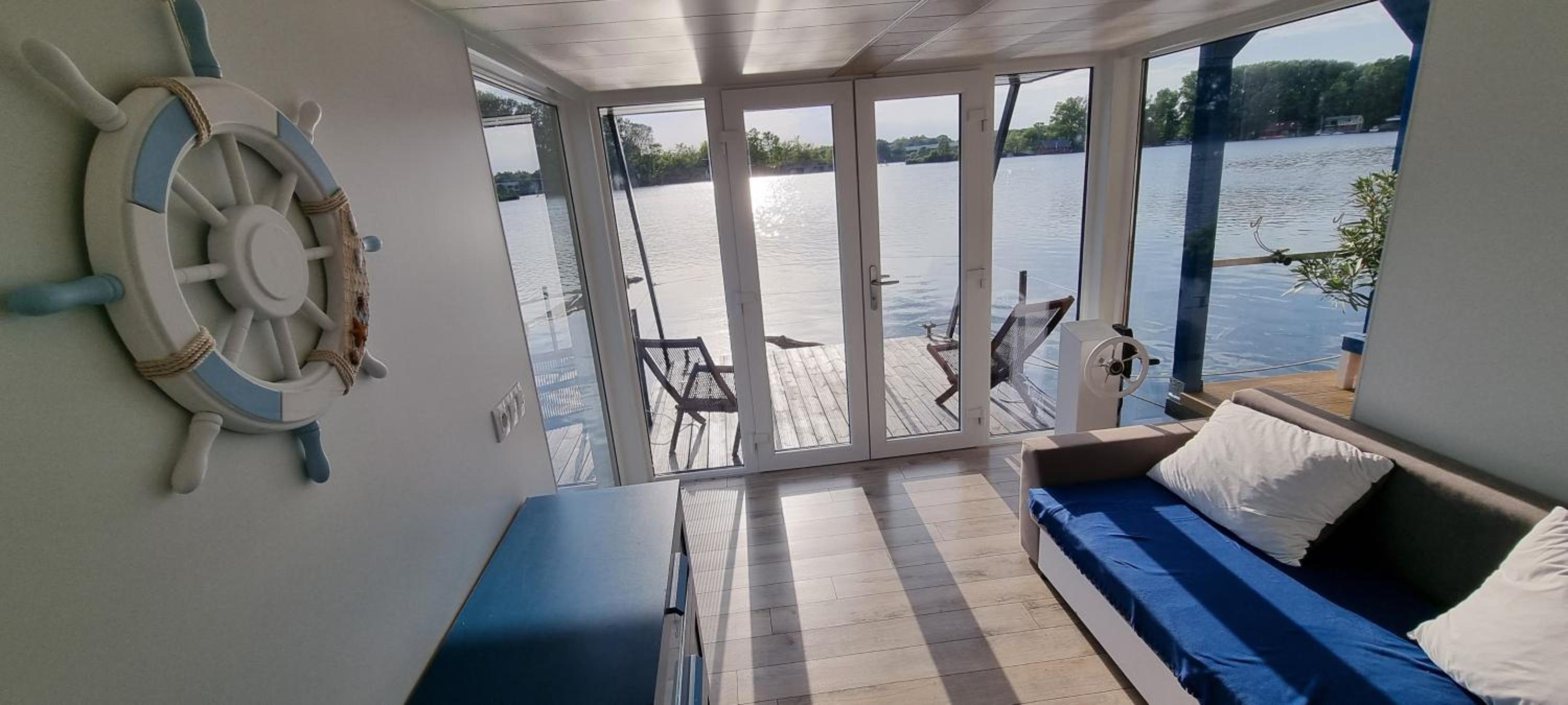 Hausboat Vlnka view 5