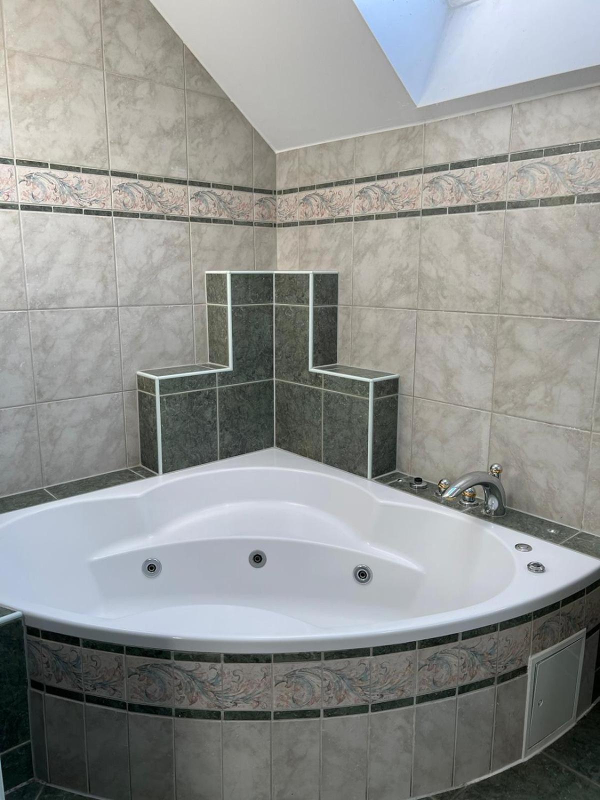 Elegant Garden Villa with Free Parking Sleeps 25