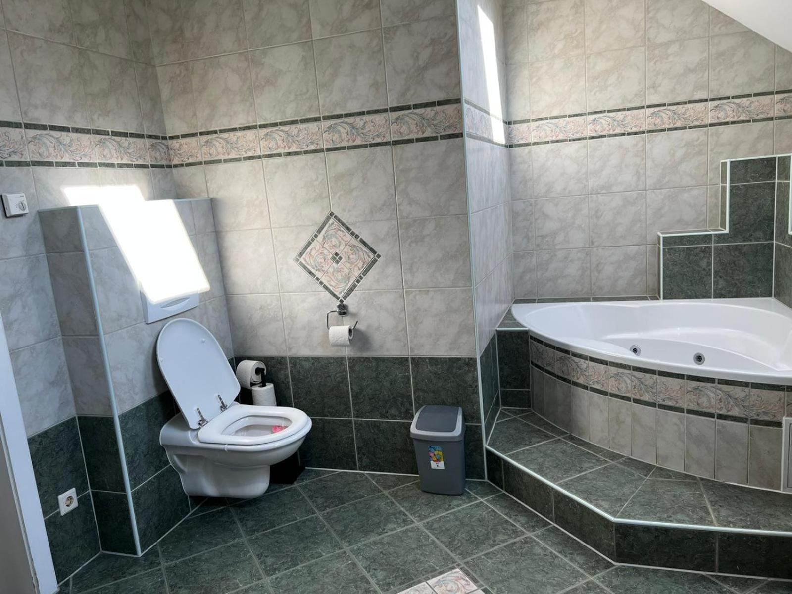 Elegant Garden Villa with Free Parking Sleeps 25