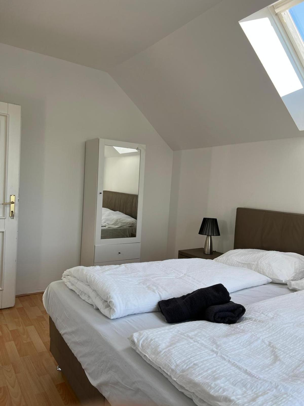 Elegant Garden Villa with Free Parking Sleeps 25