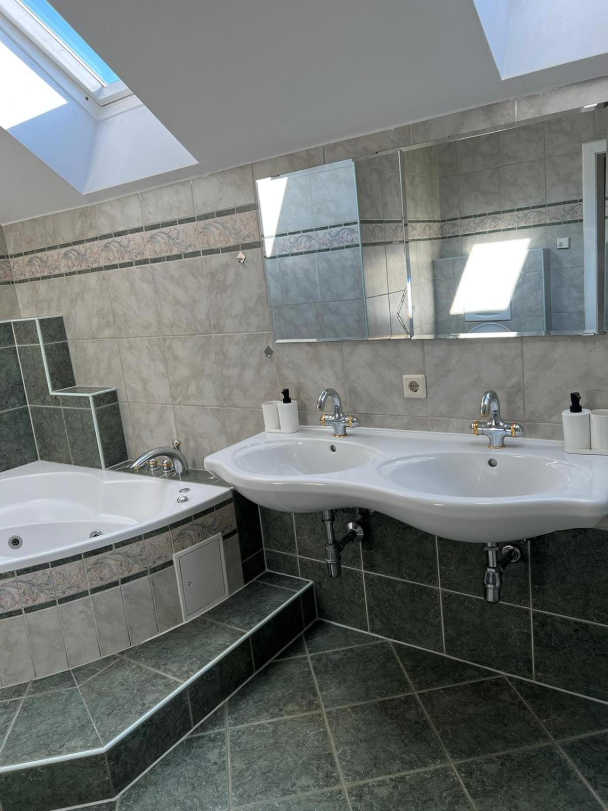 Elegant Garden Villa with Free Parking Sleeps 25
