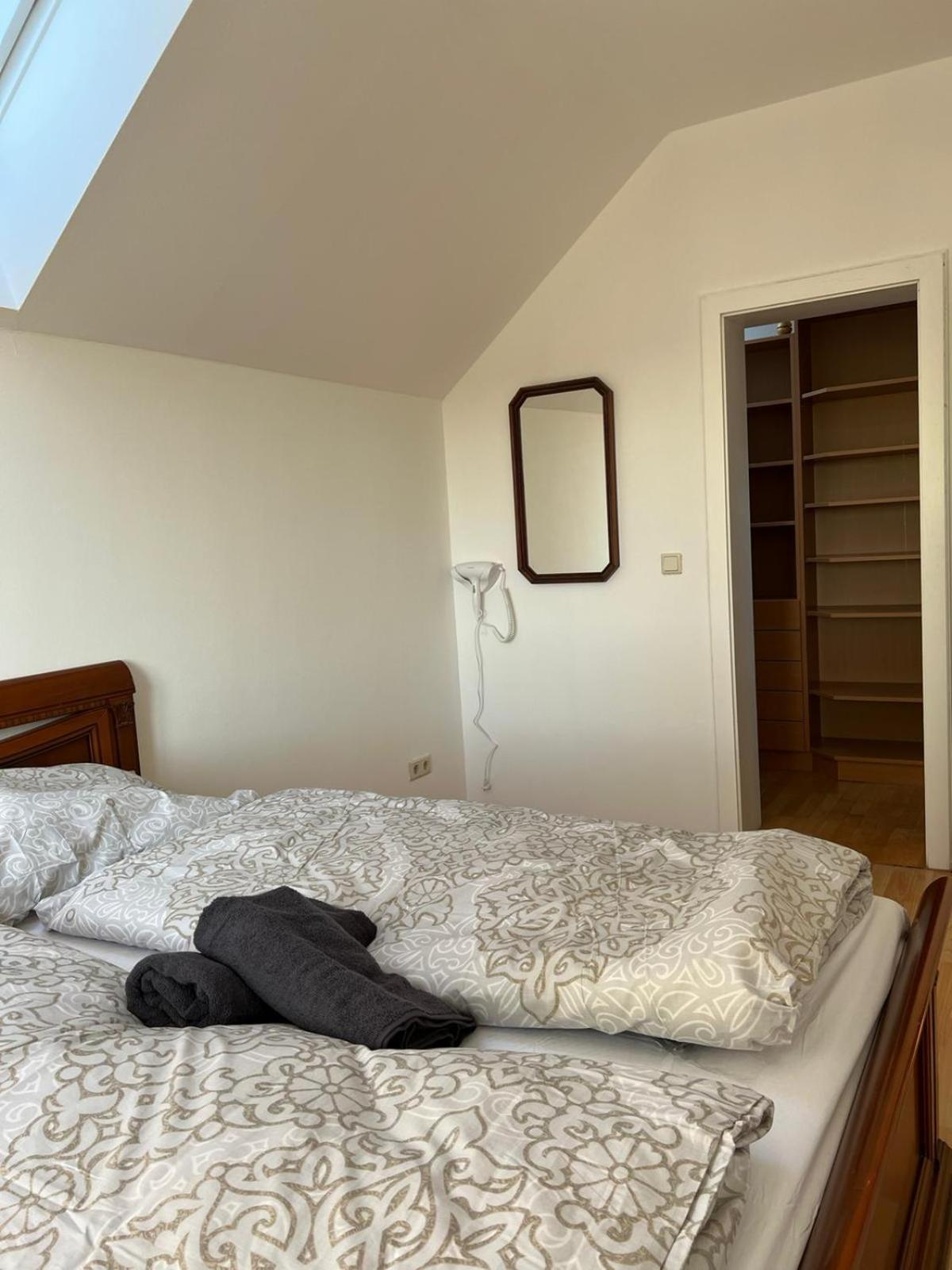 Elegant Garden Villa with Free Parking Sleeps 25