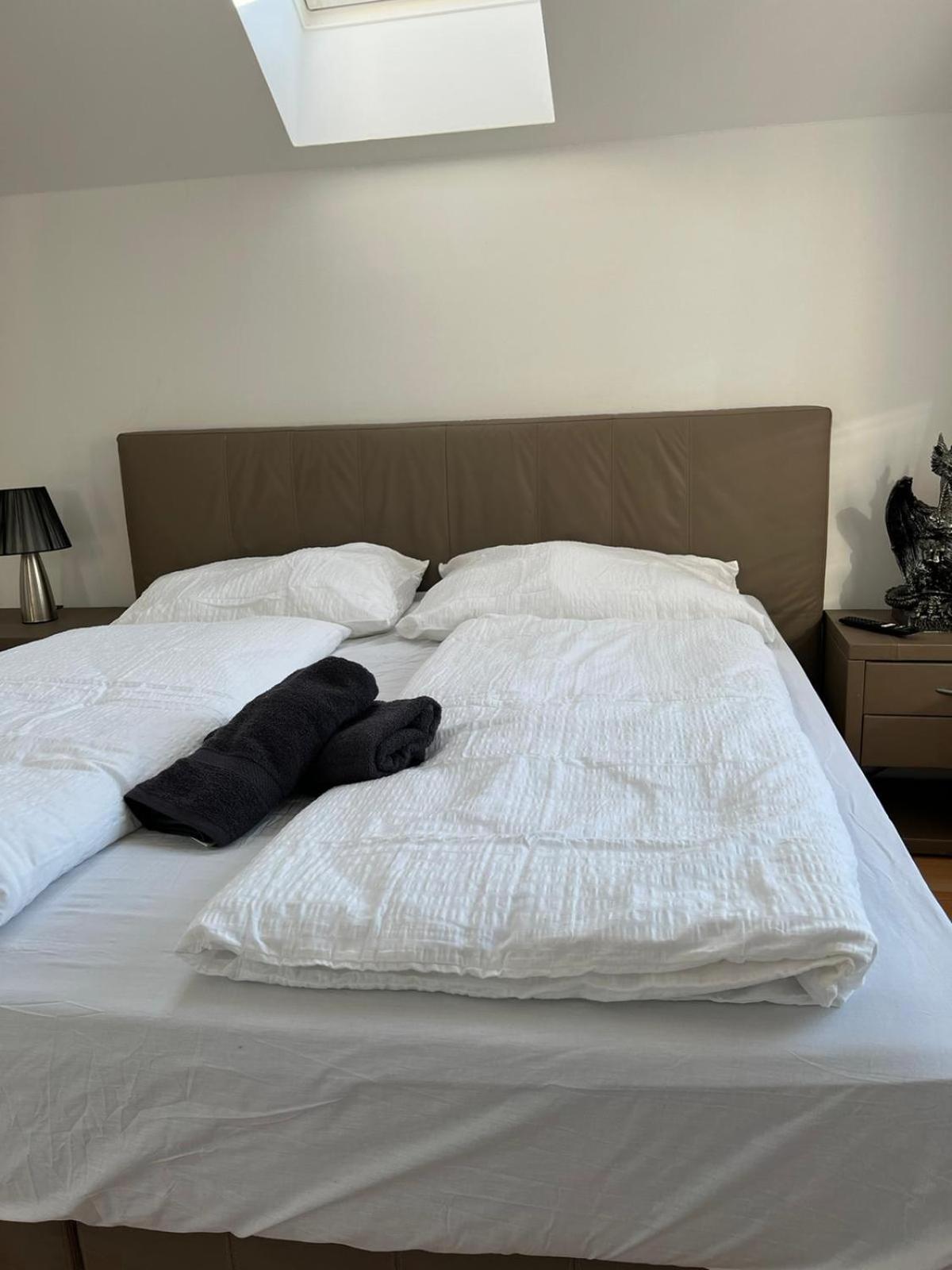 Elegant Garden Villa with Free Parking Sleeps 25