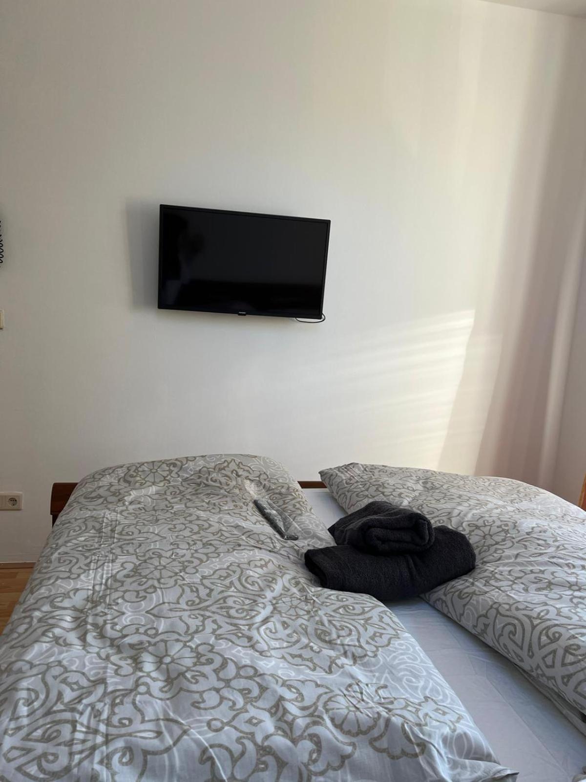 Elegant Garden Villa with Free Parking Sleeps 25