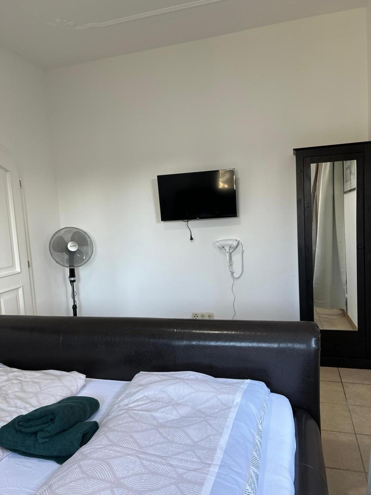 Elegant Garden Villa with Free Parking Sleeps 25