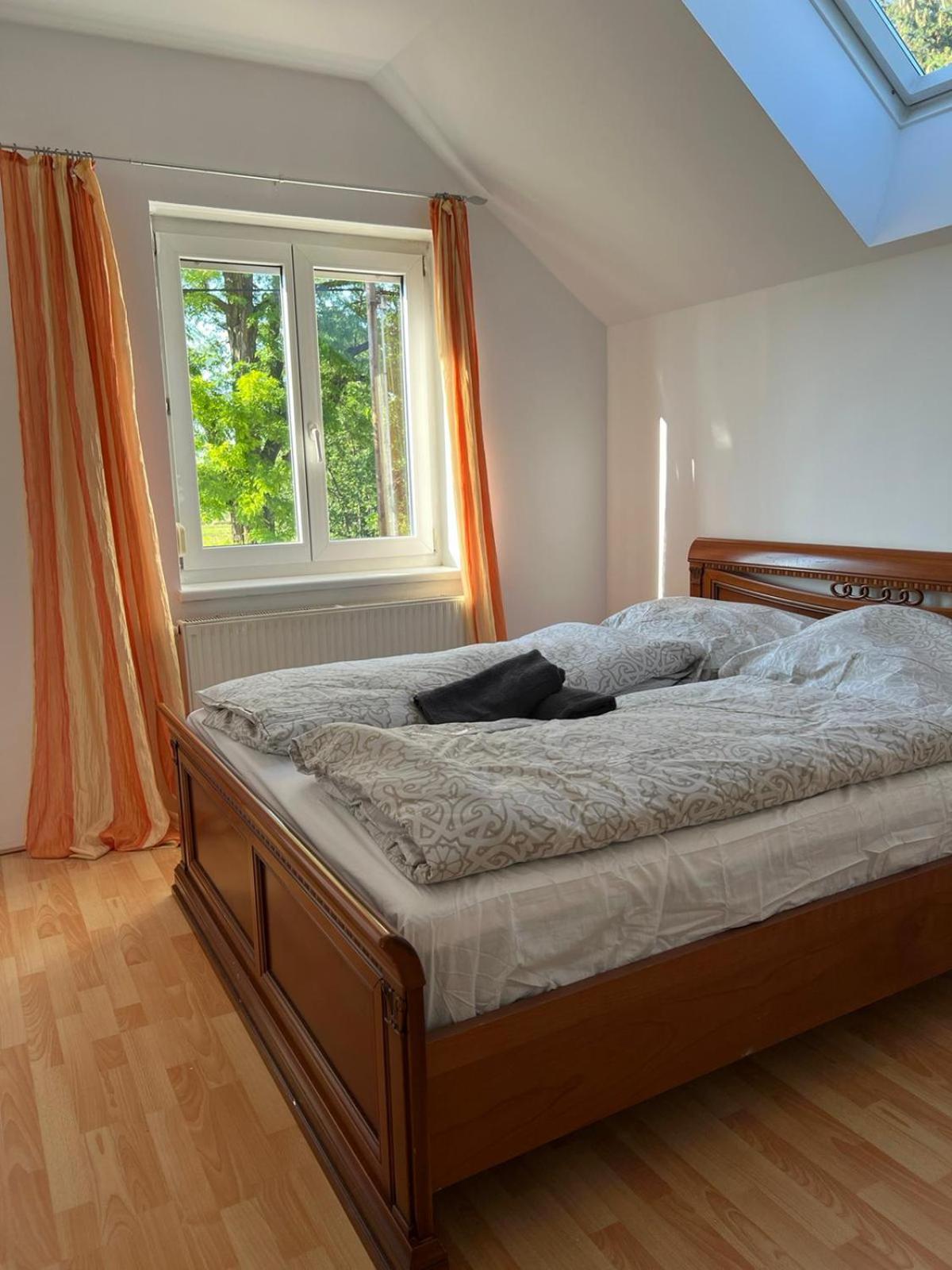 Elegant Garden Villa with Free Parking Sleeps 25
