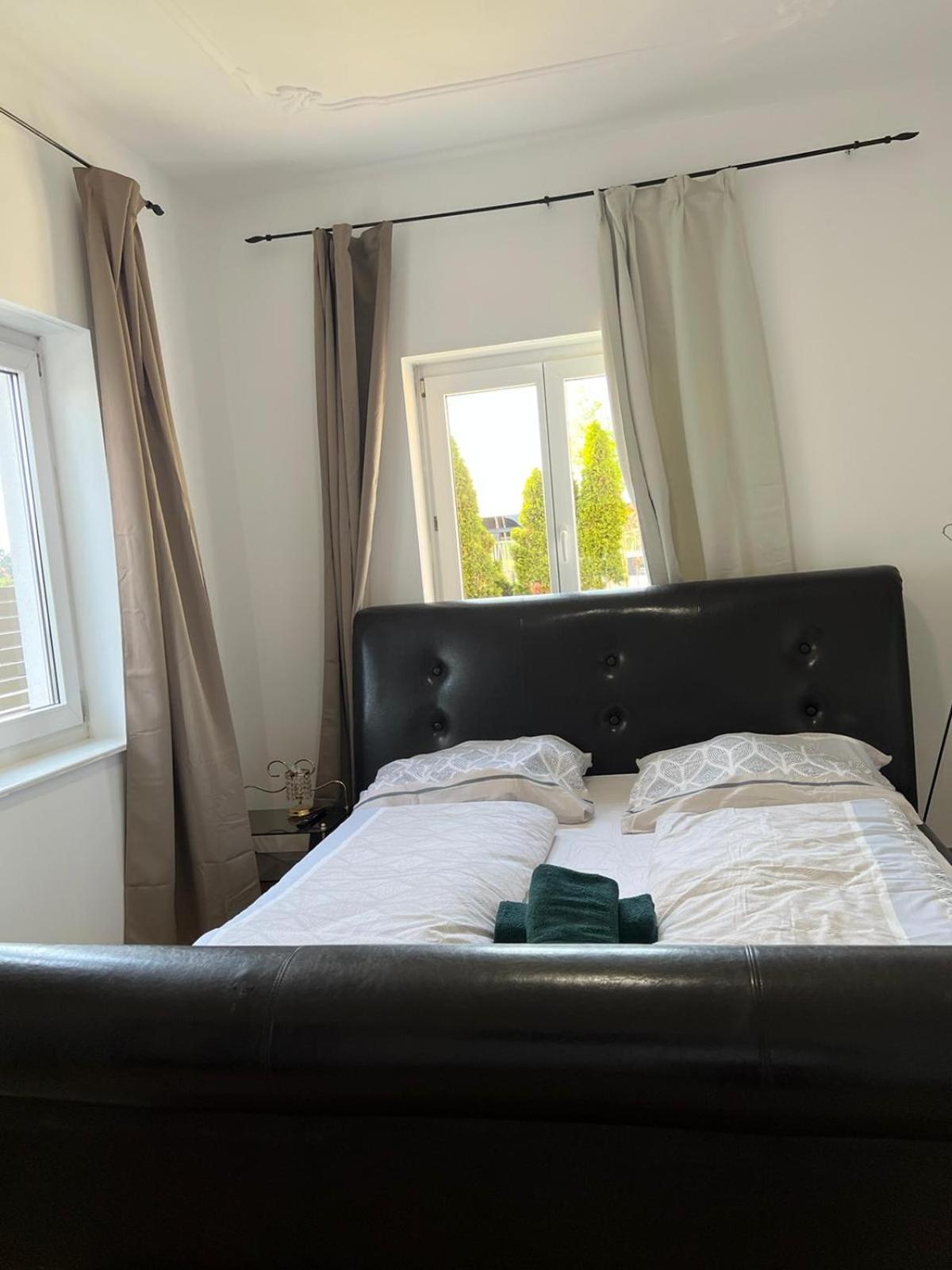 Elegant Garden Villa with Free Parking Sleeps 25
