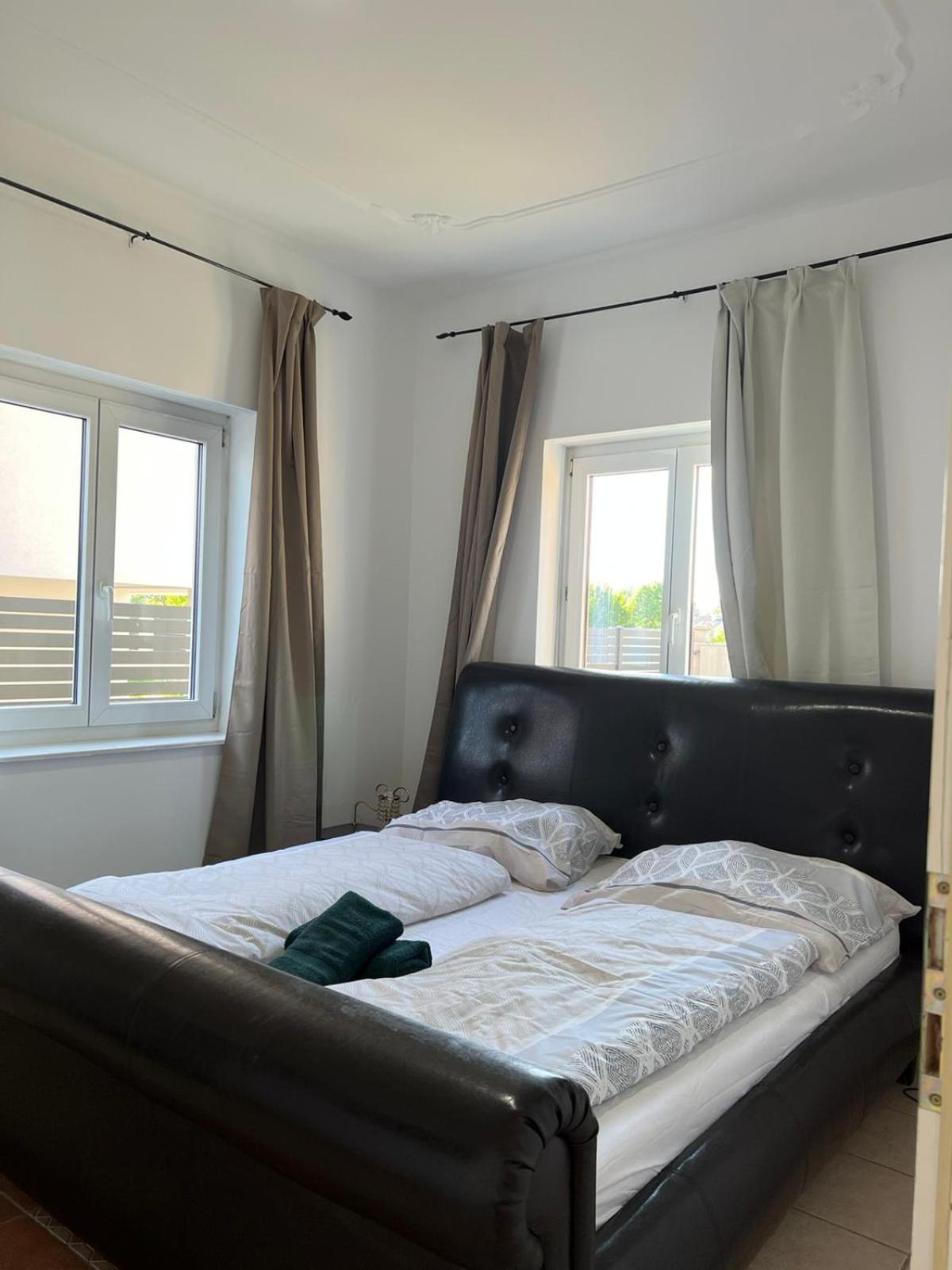 Elegant Garden Villa with Free Parking Sleeps 25