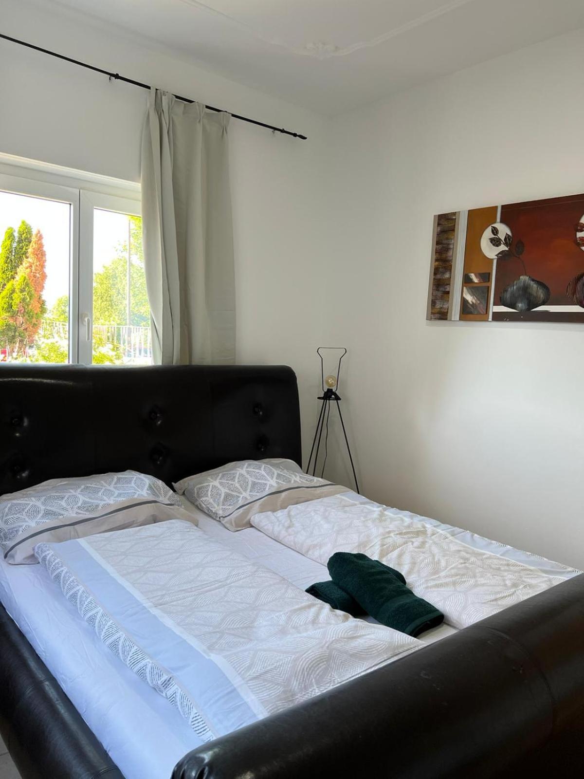 Elegant Garden Villa with Free Parking Sleeps 25