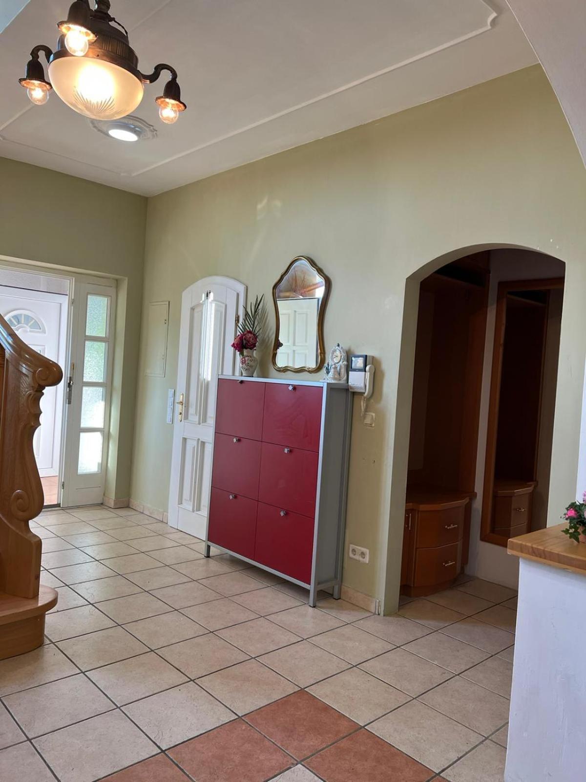 Elegant Garden Villa with Free Parking Sleeps 25