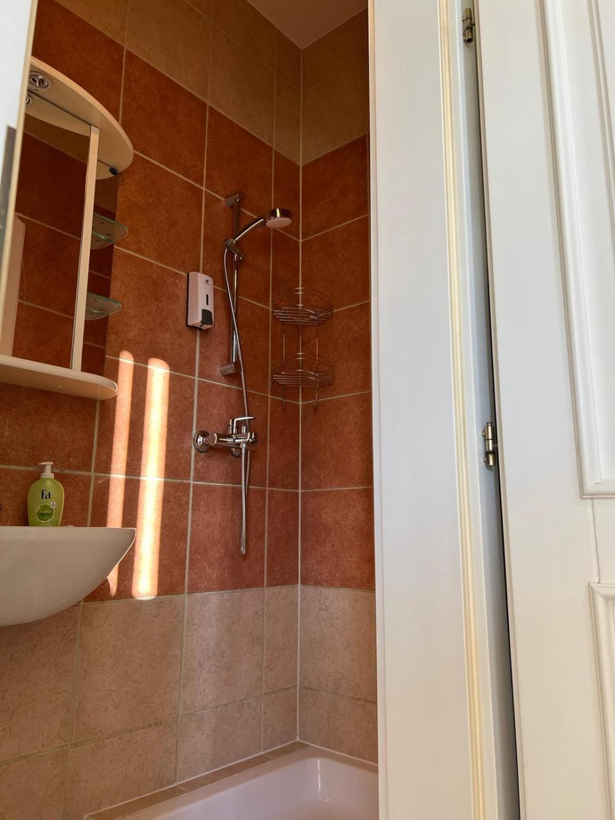 Elegant Garden Villa with Free Parking Sleeps 25