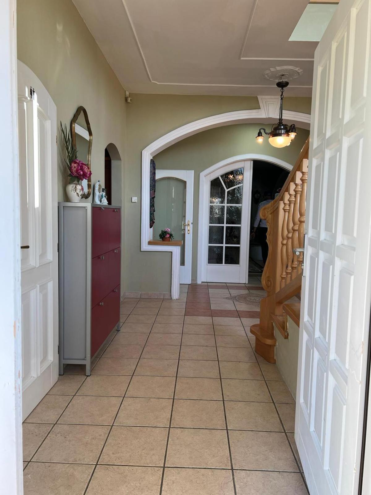 Elegant Garden Villa with Free Parking Sleeps 25