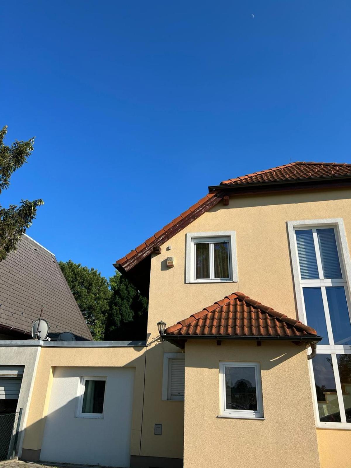Elegant Garden Villa with Free Parking Sleeps 25
