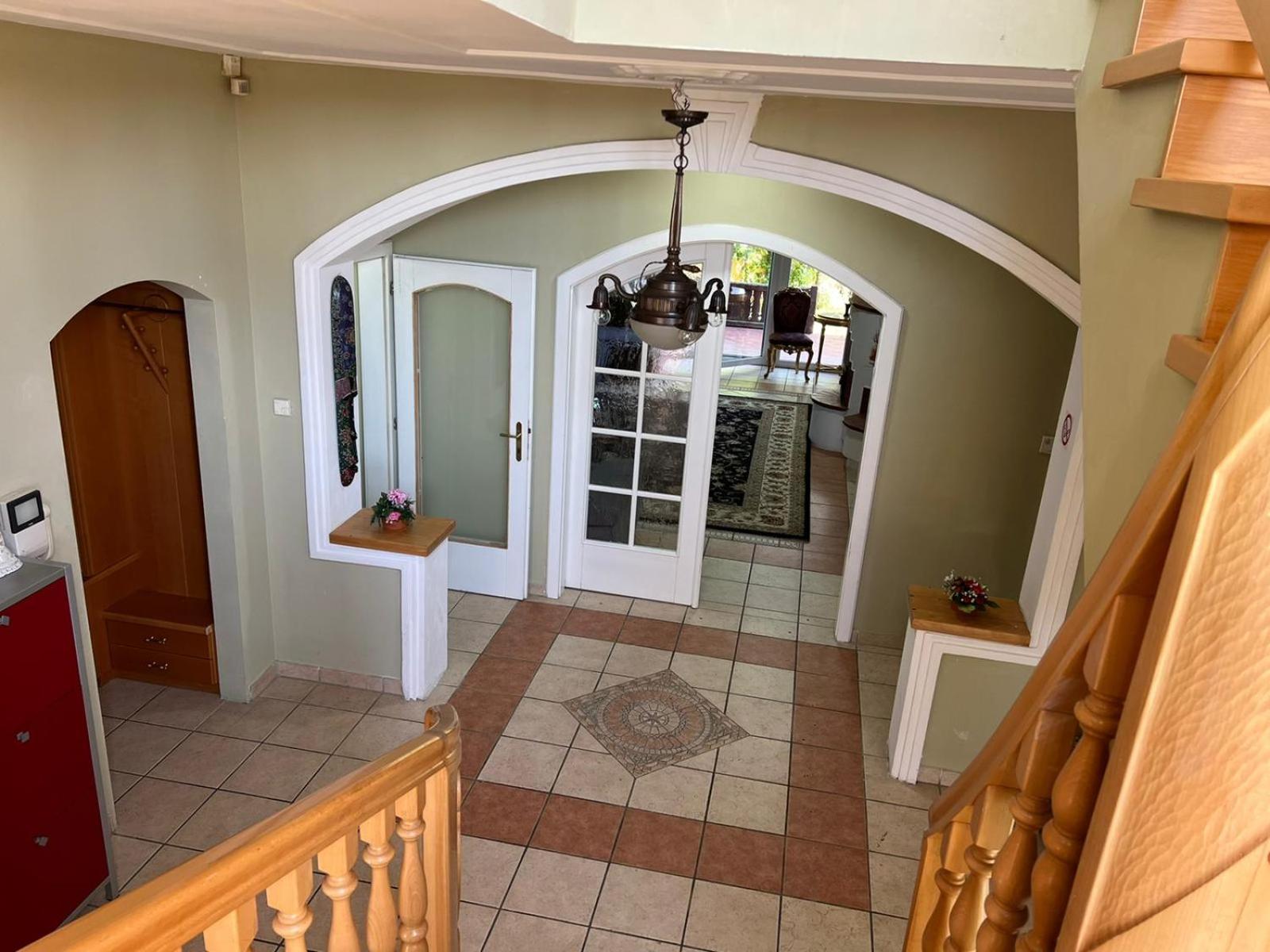 Elegant Garden Villa with Free Parking Sleeps 25