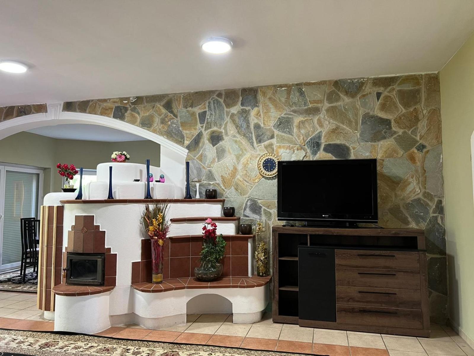 Elegant Garden Villa with Free Parking Sleeps 25