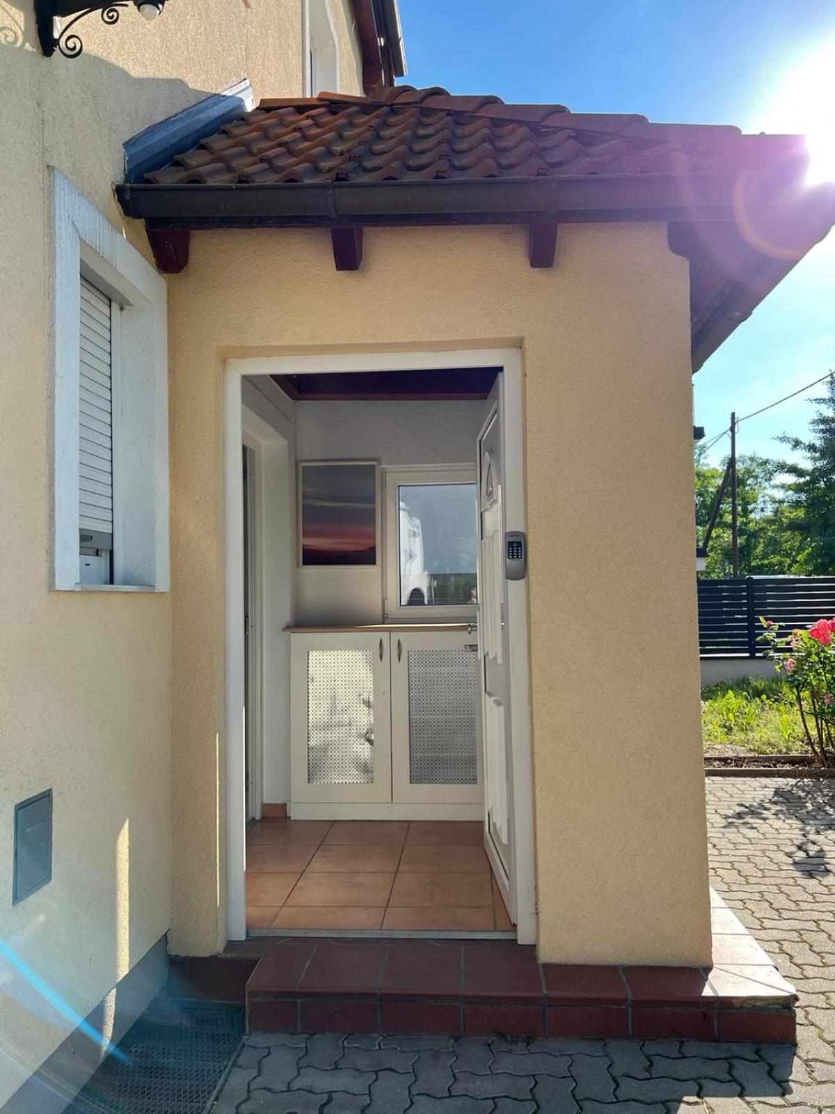 Elegant Garden Villa with Free Parking Sleeps 25