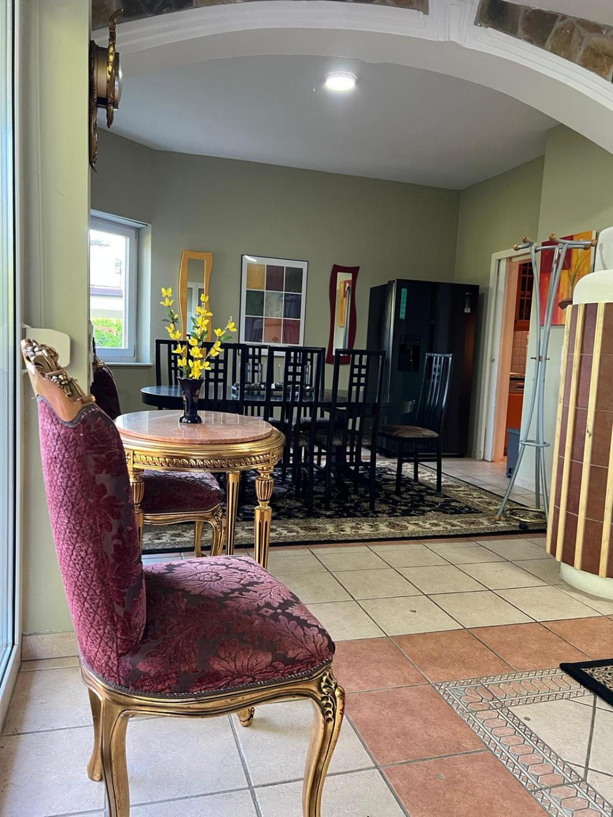 Elegant Garden Villa with Free Parking Sleeps 25