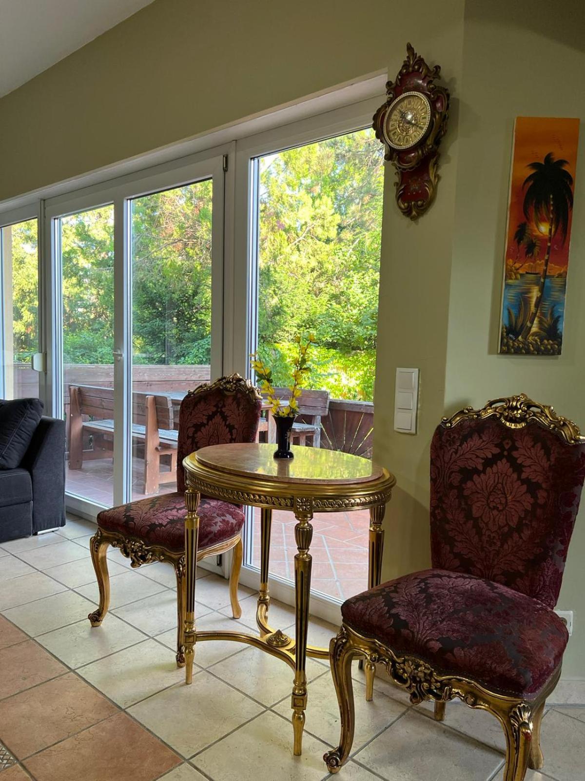 Elegant Garden Villa with Free Parking Sleeps 25