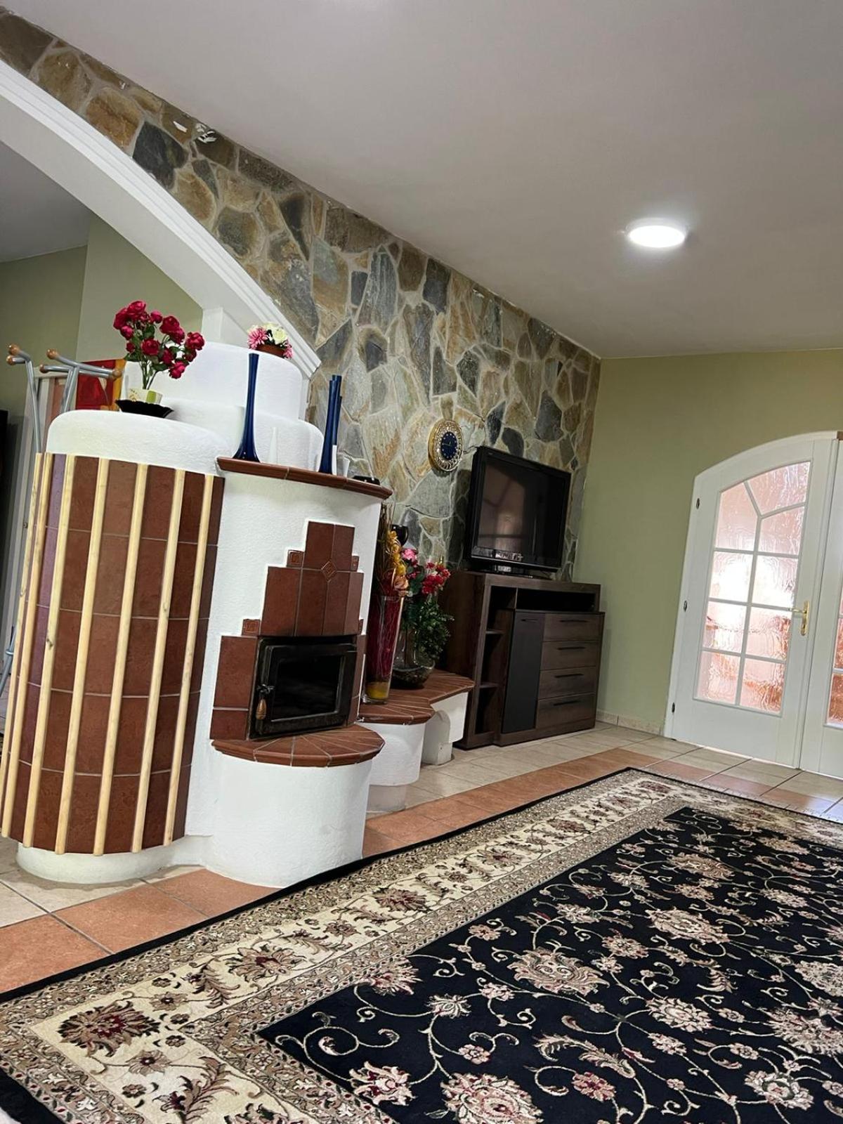 Elegant Garden Villa with Free Parking Sleeps 25