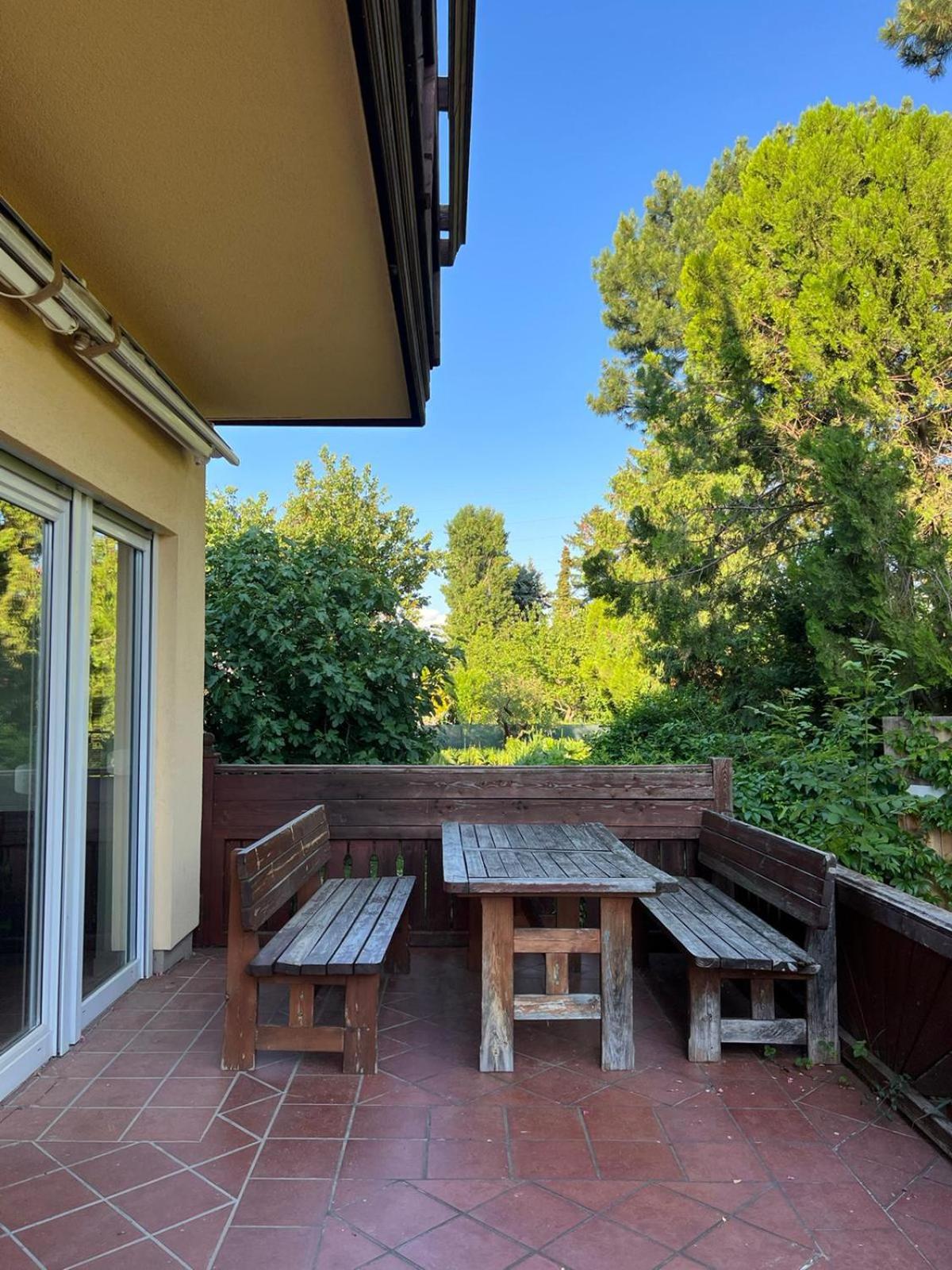 Elegant Garden Villa with Free Parking Sleeps 25