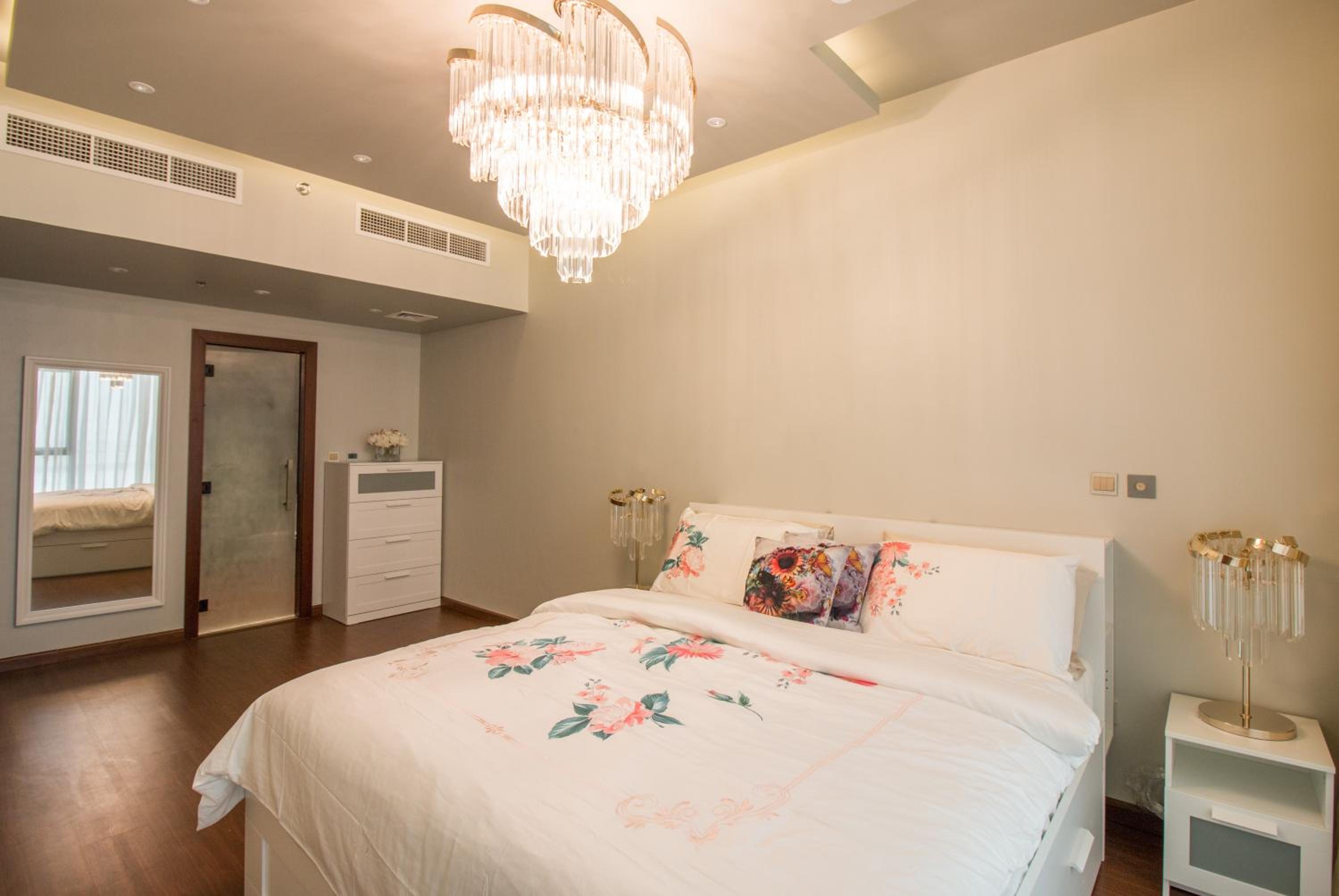 Luxurious 2BR - Fully Upgraded - High-end facilities