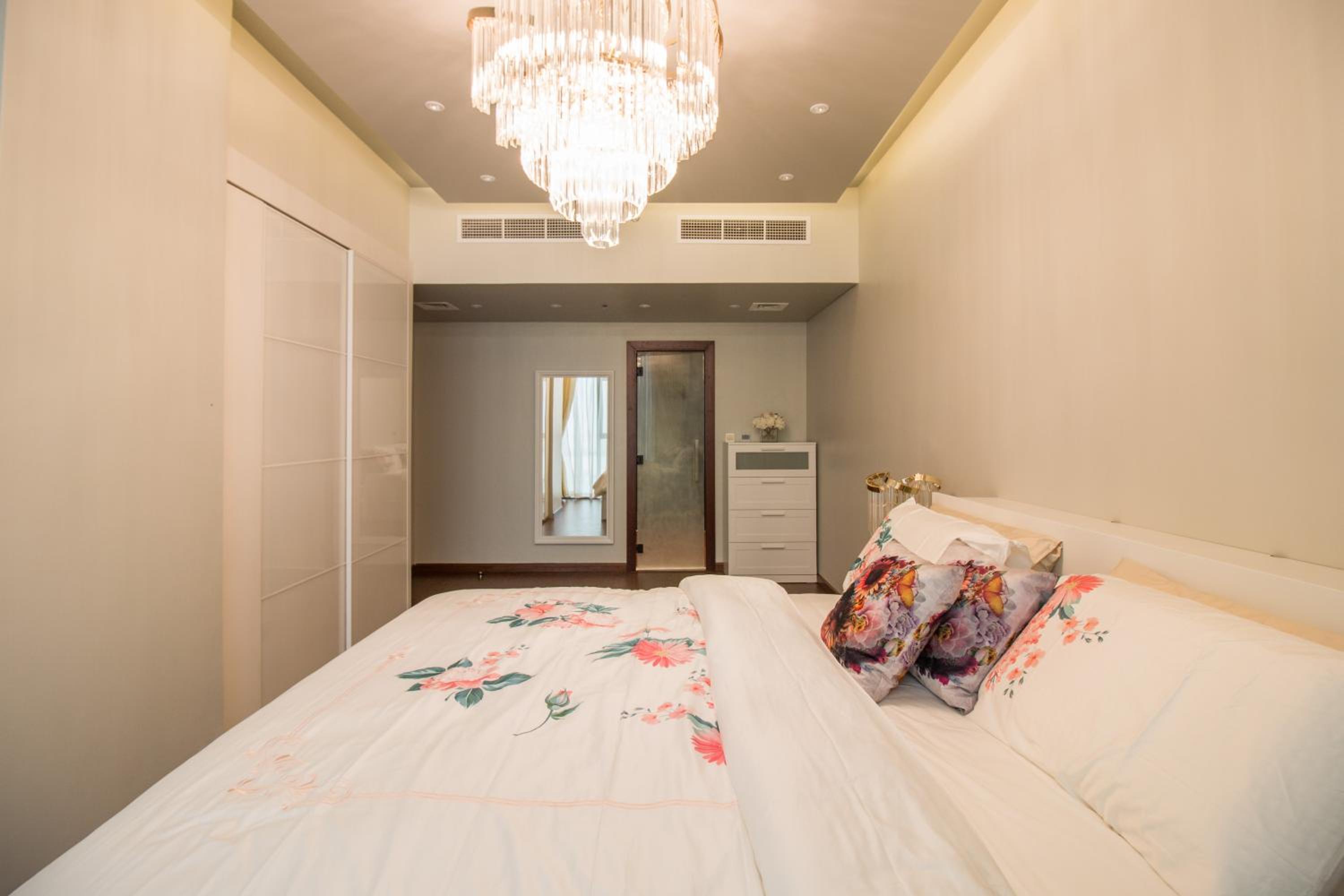 Luxurious 2BR - Fully Upgraded - High-end facilities