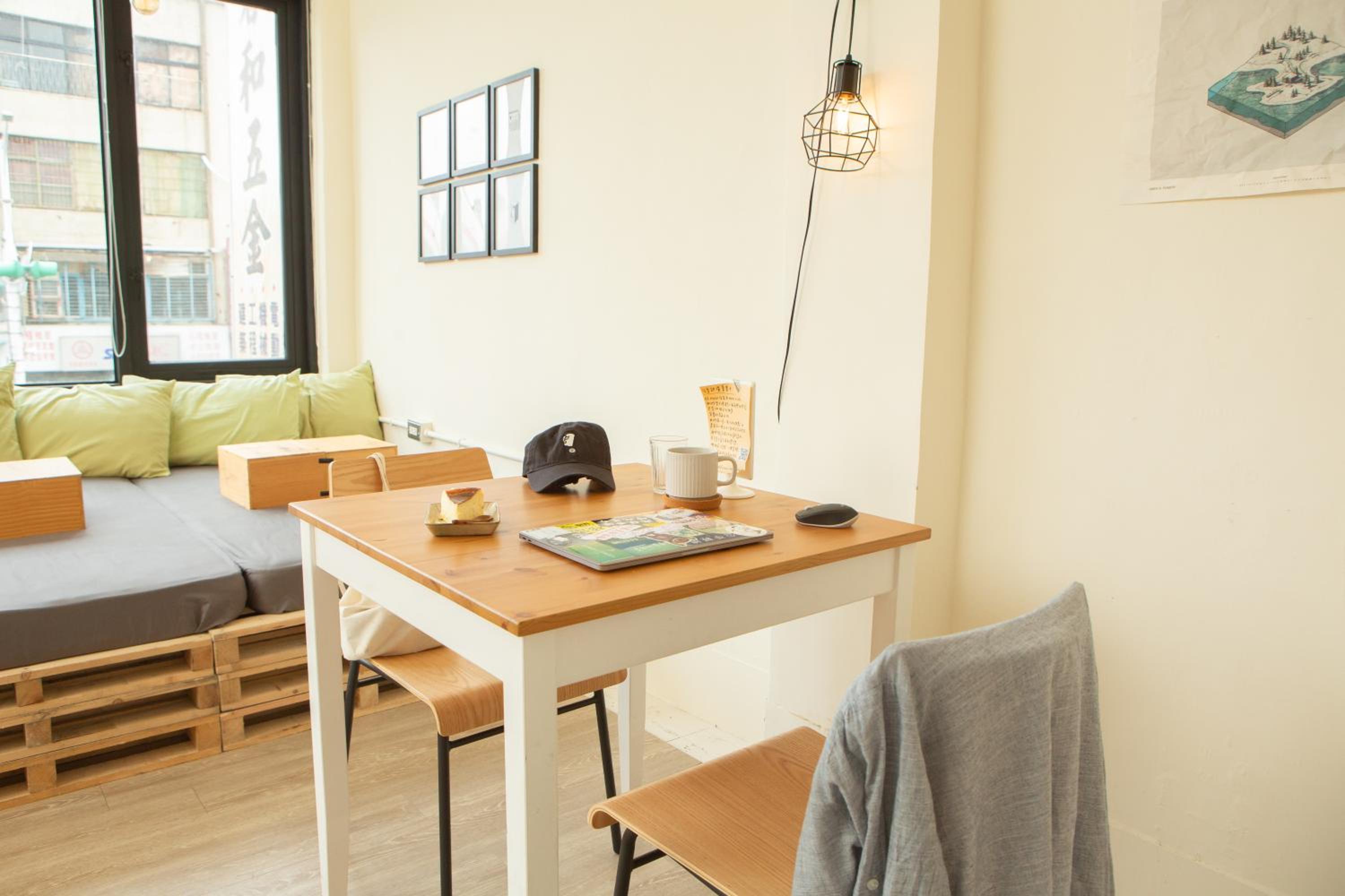 Corner Hostel & Cafe