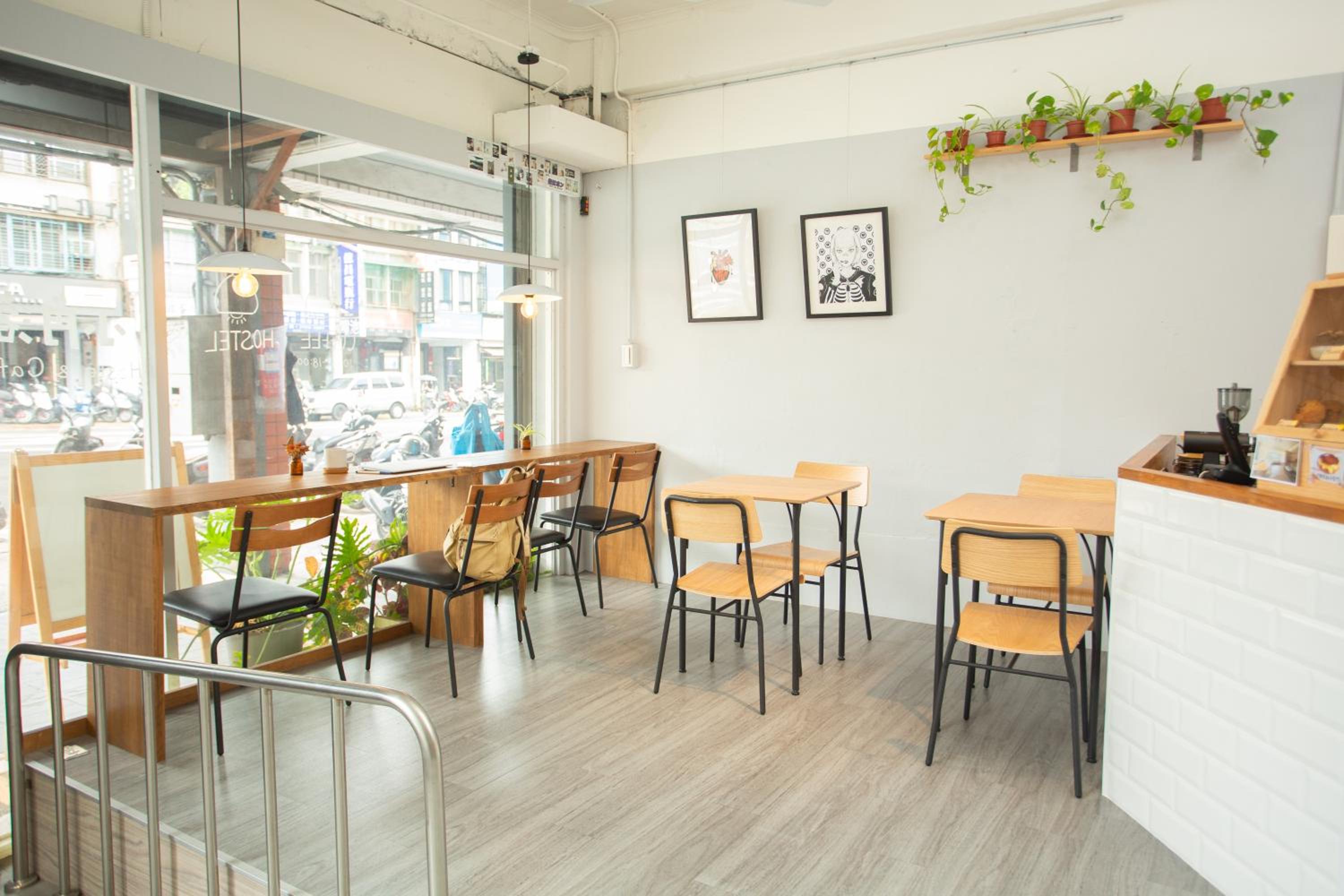 Corner Hostel & Cafe