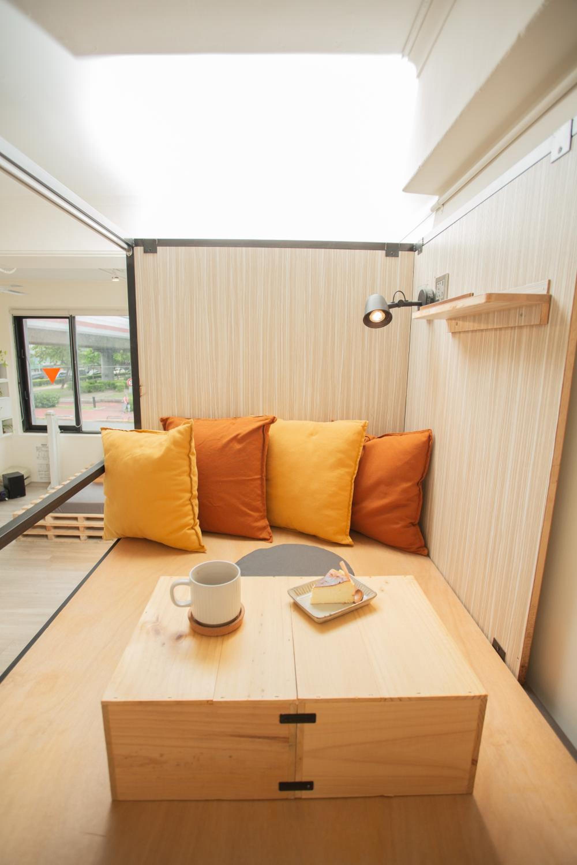 Corner Hostel & Cafe