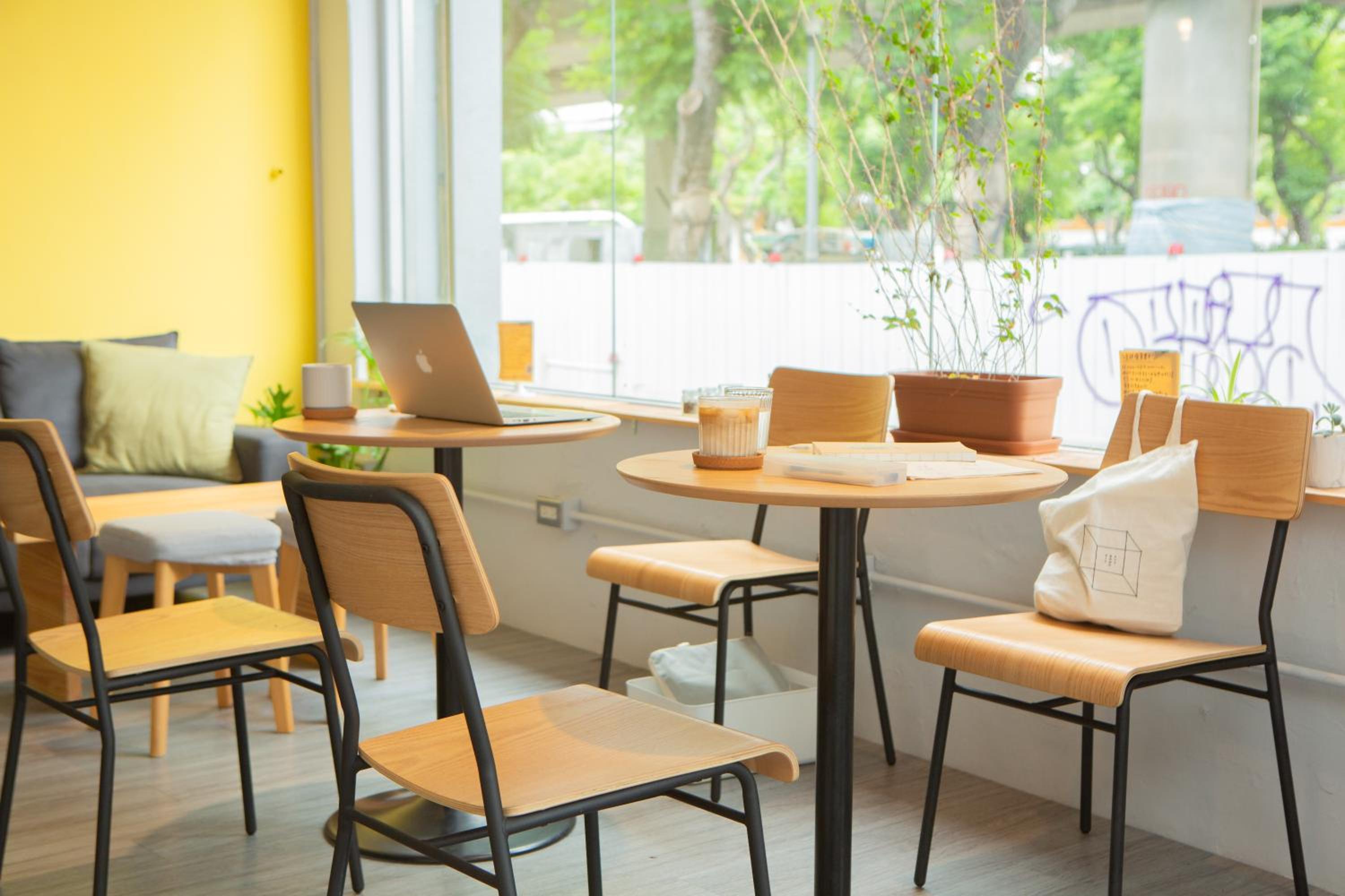 Corner Hostel & Cafe