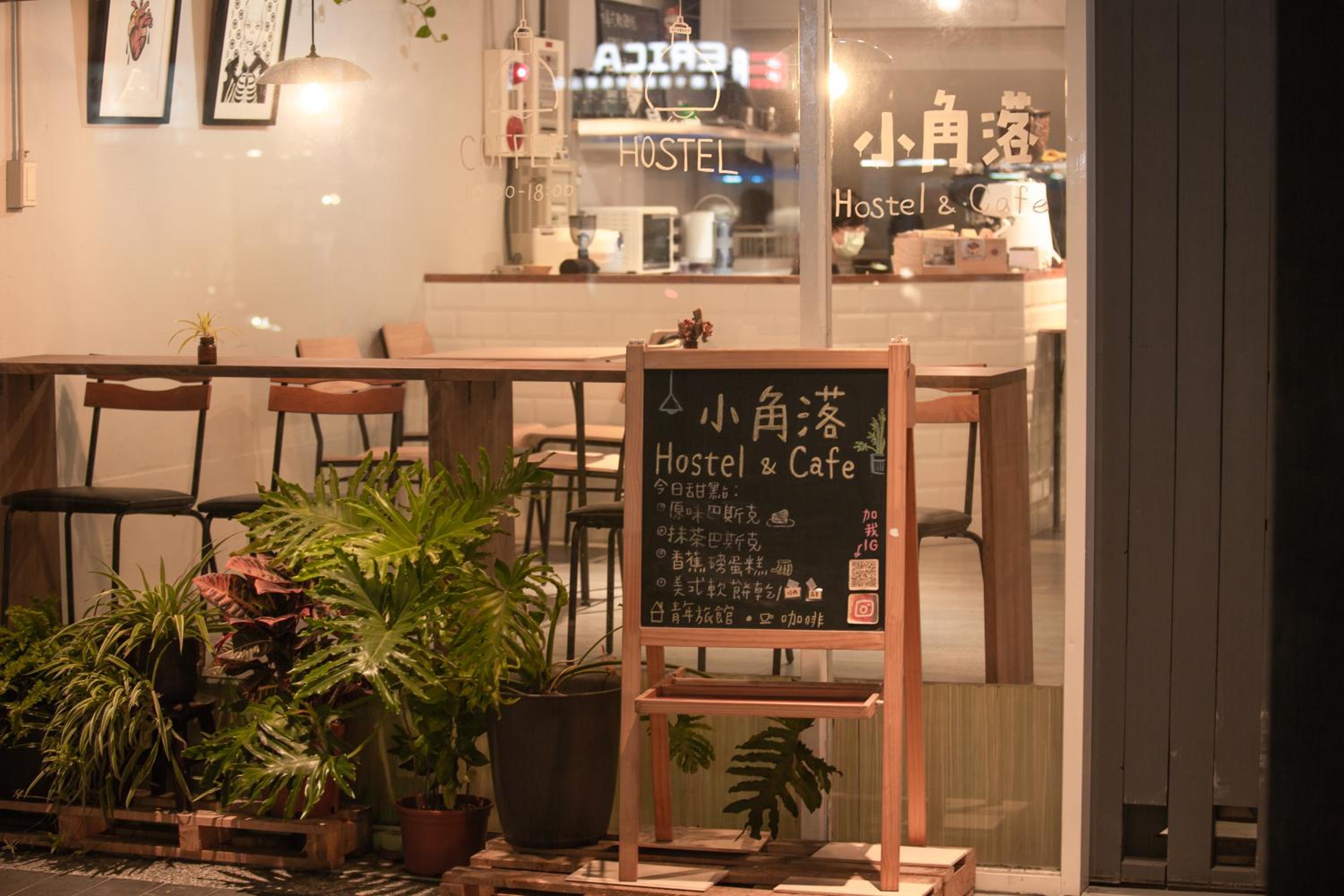Corner Hostel & Cafe