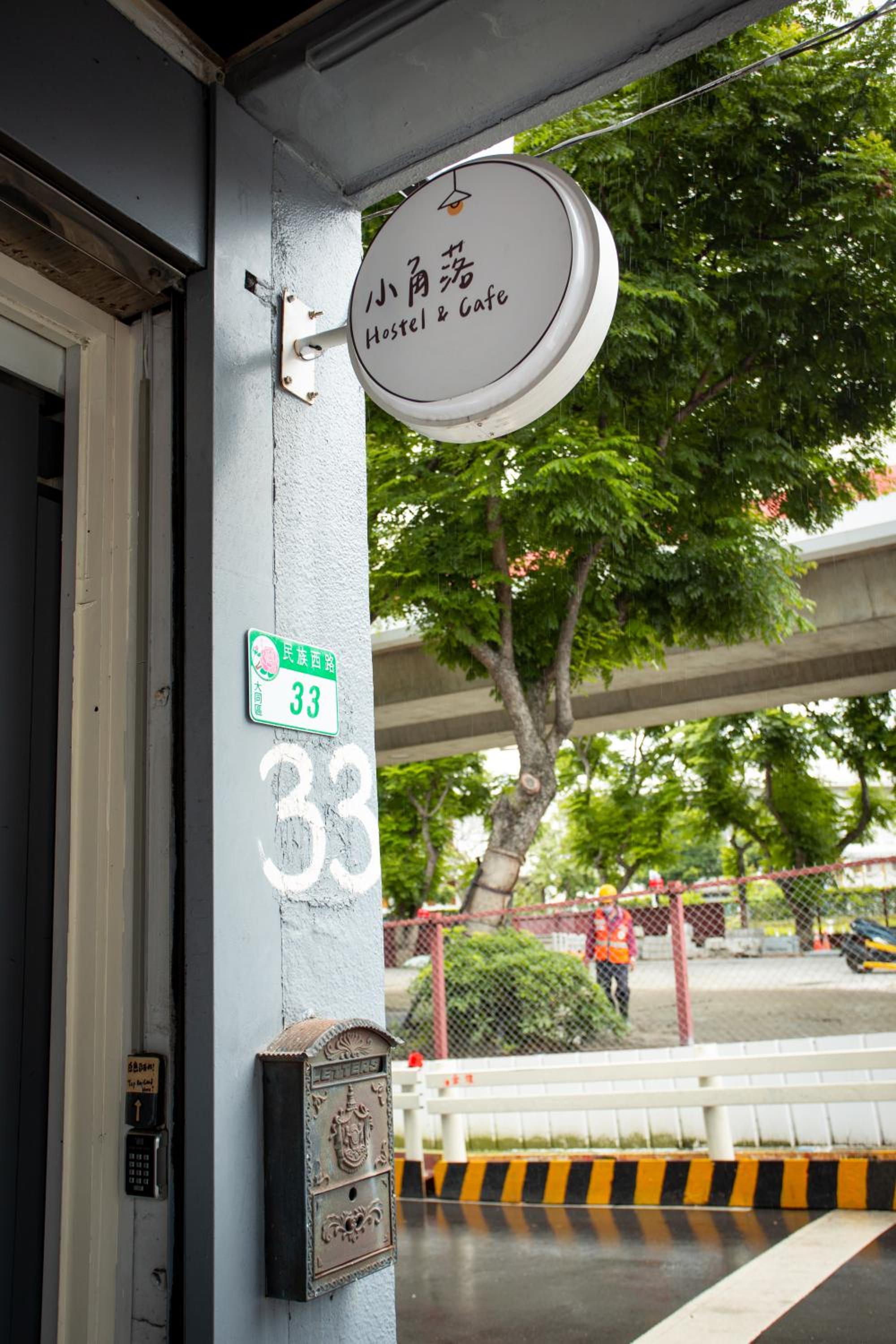 Corner Hostel & Cafe