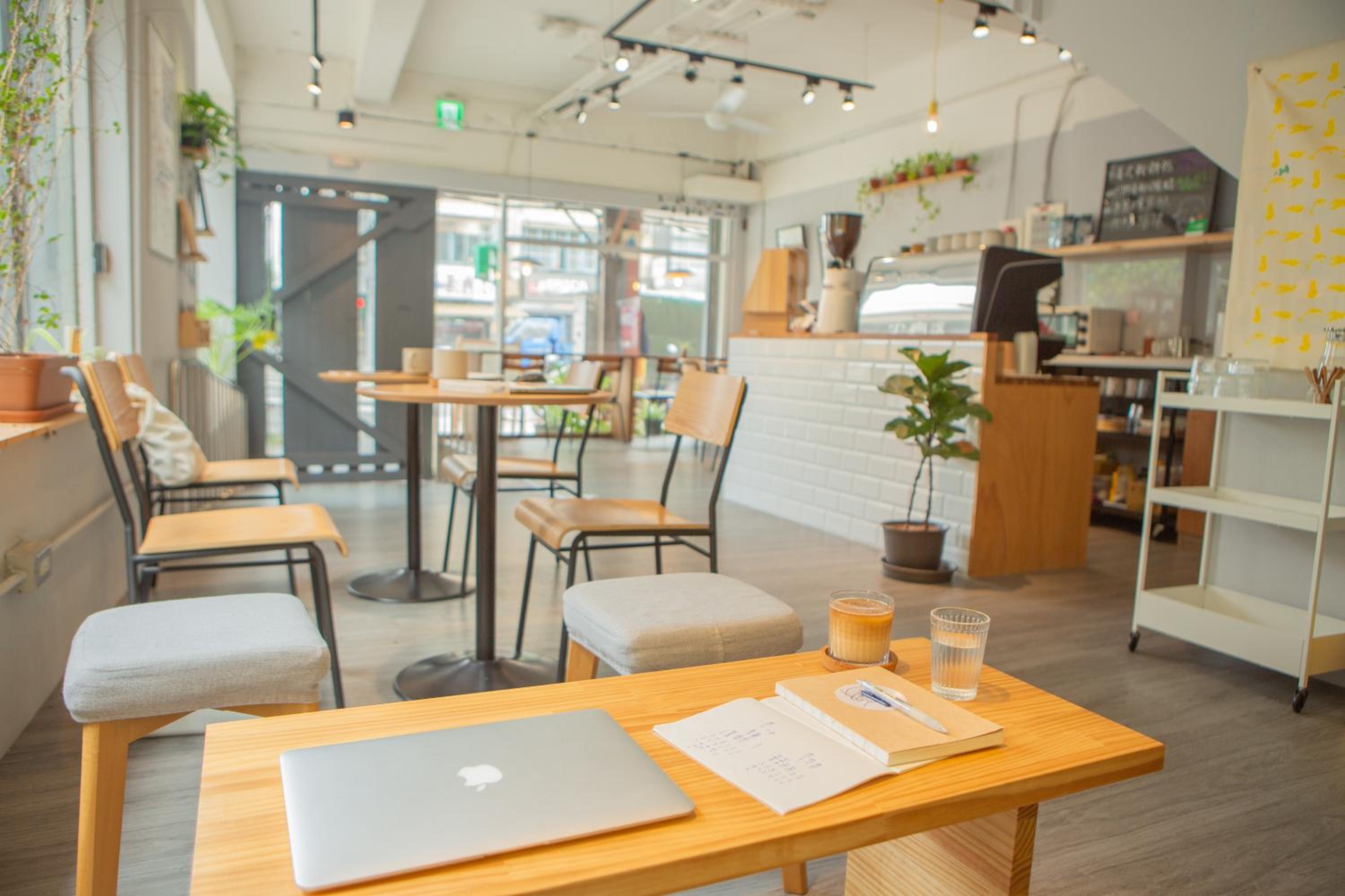 Corner Hostel & Cafe