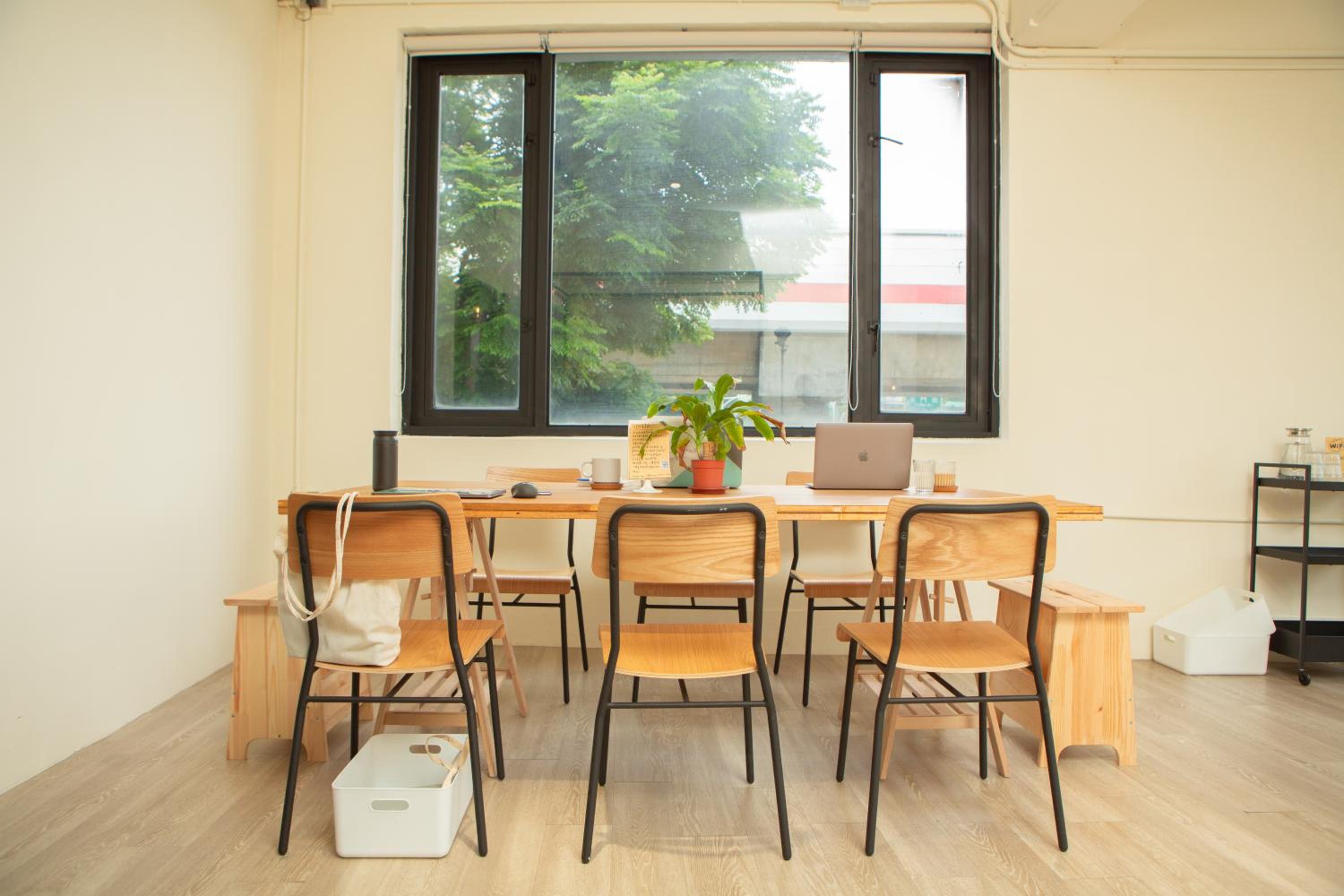 Corner Hostel & Cafe