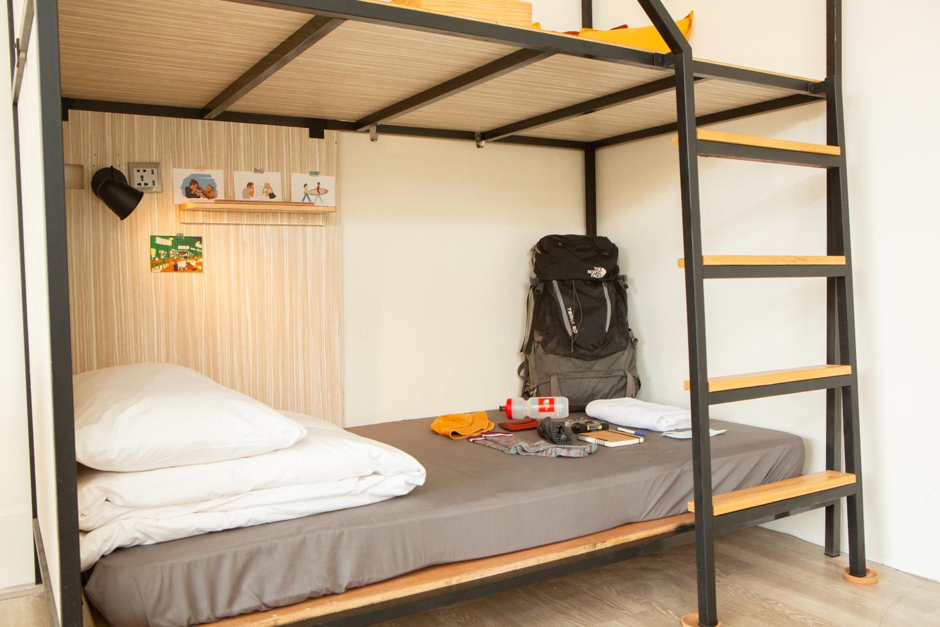 Corner Hostel & Cafe