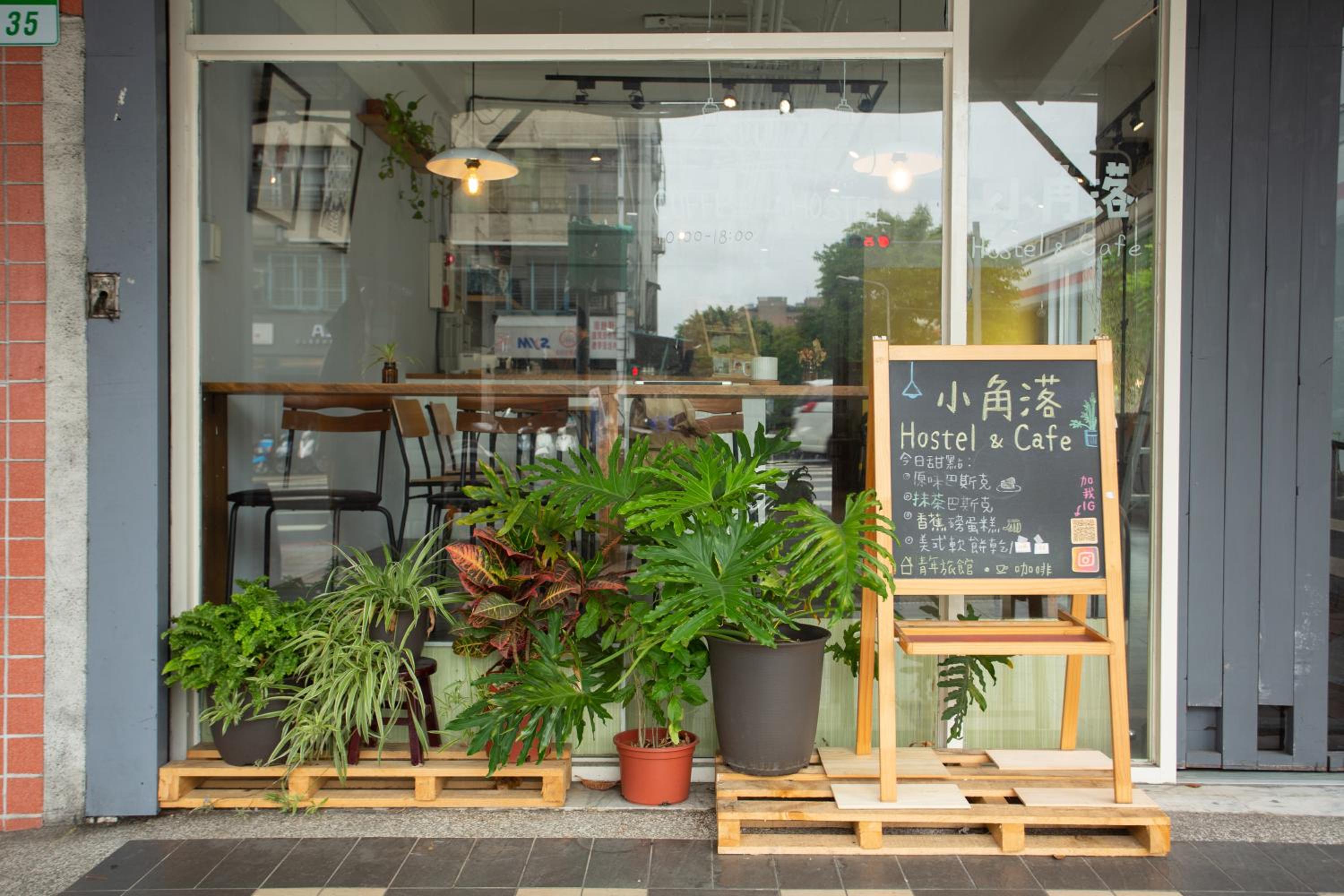 Corner Hostel & Cafe
