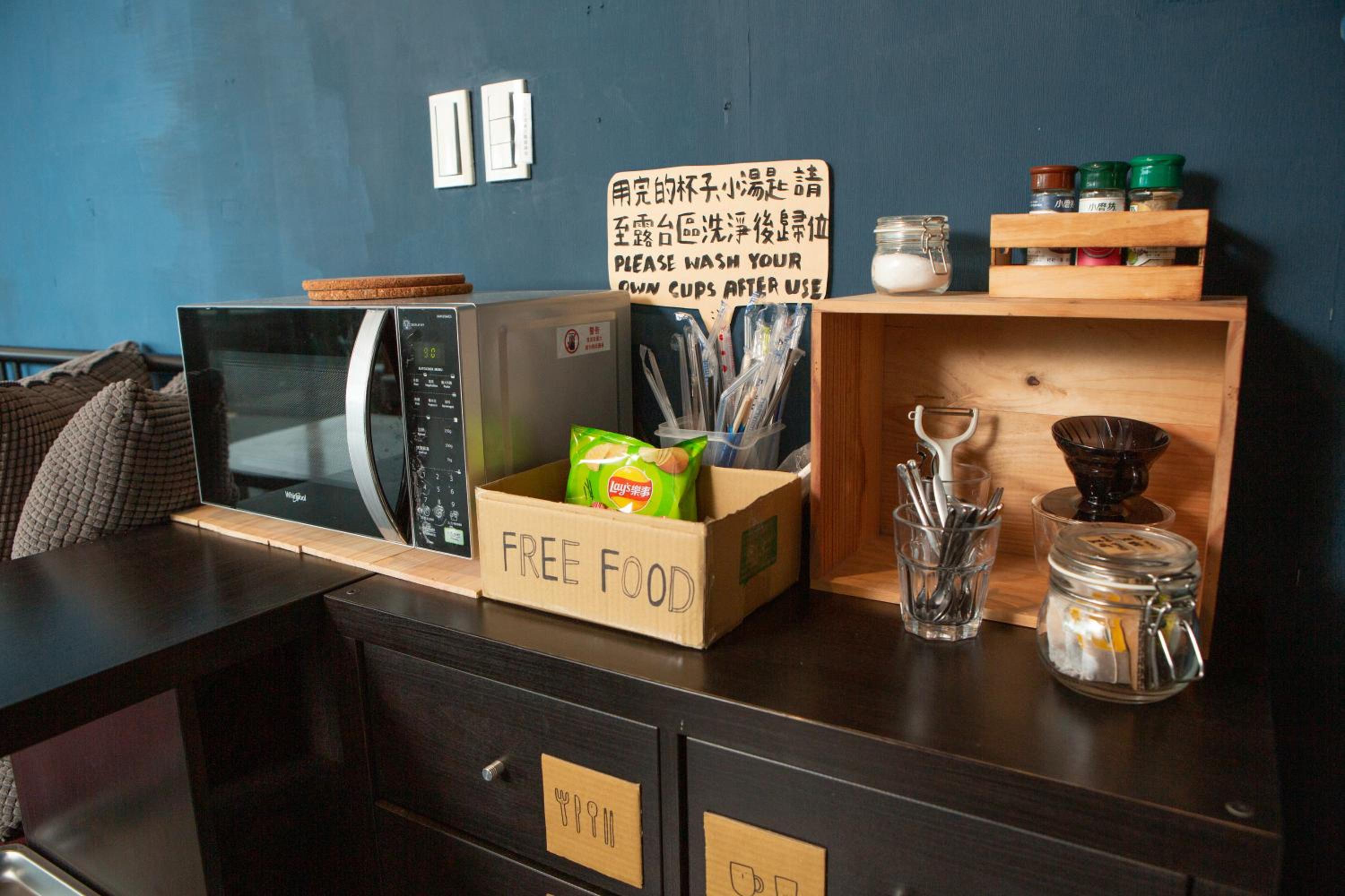 Corner Hostel & Cafe
