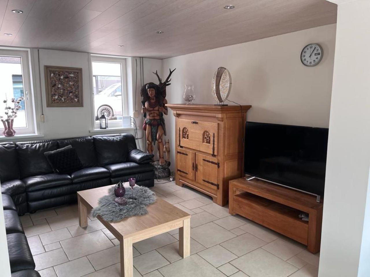 Comfortabele woning mét omheinde tuin aan water voor 12 p view 5