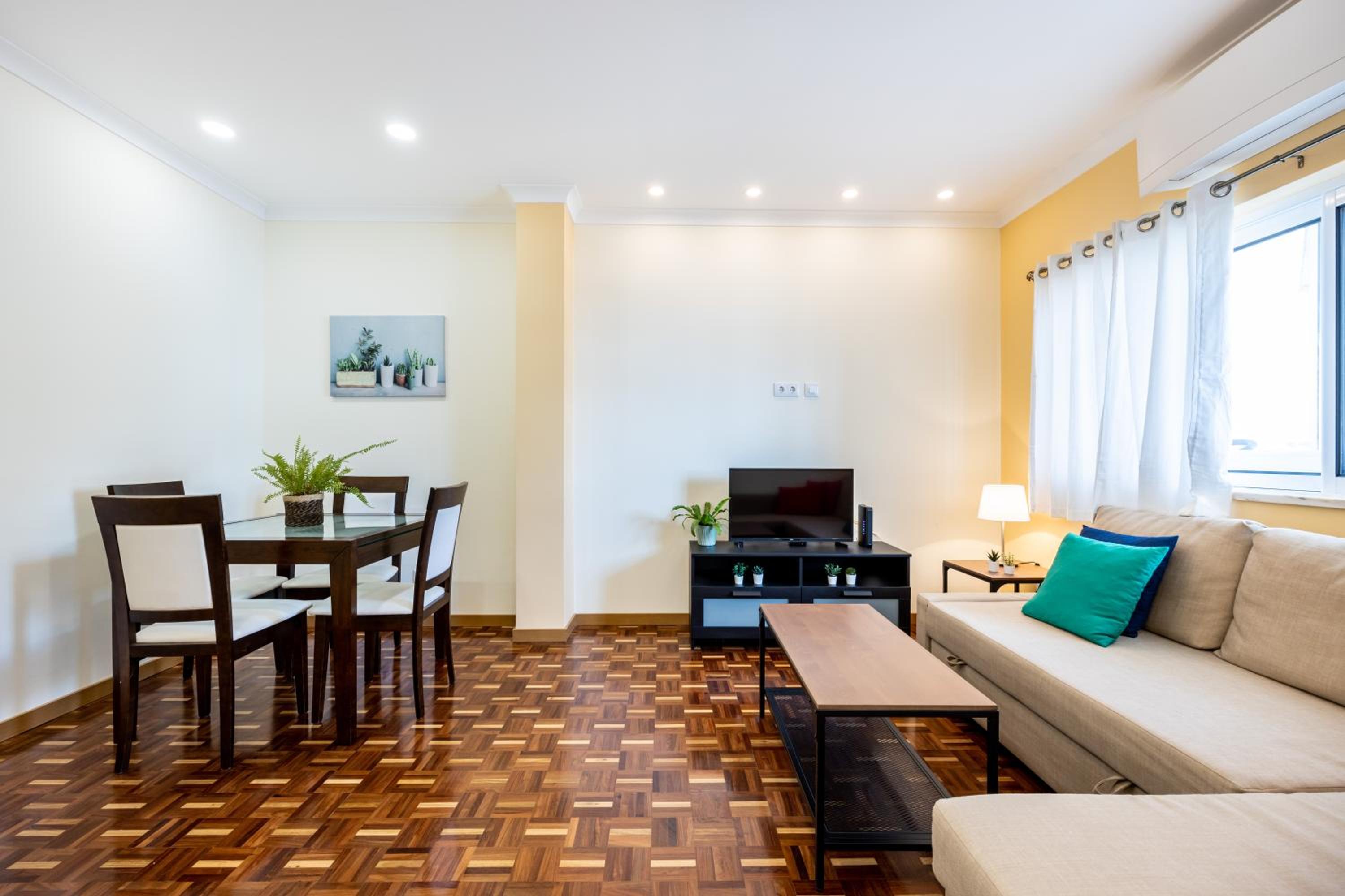 Urban City View Apartment view 4