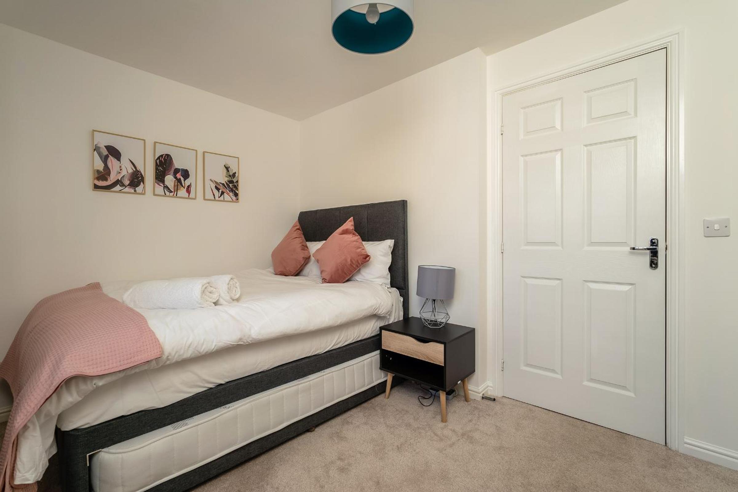 Modern 3-Bed Family Home Near Glasgow Airport