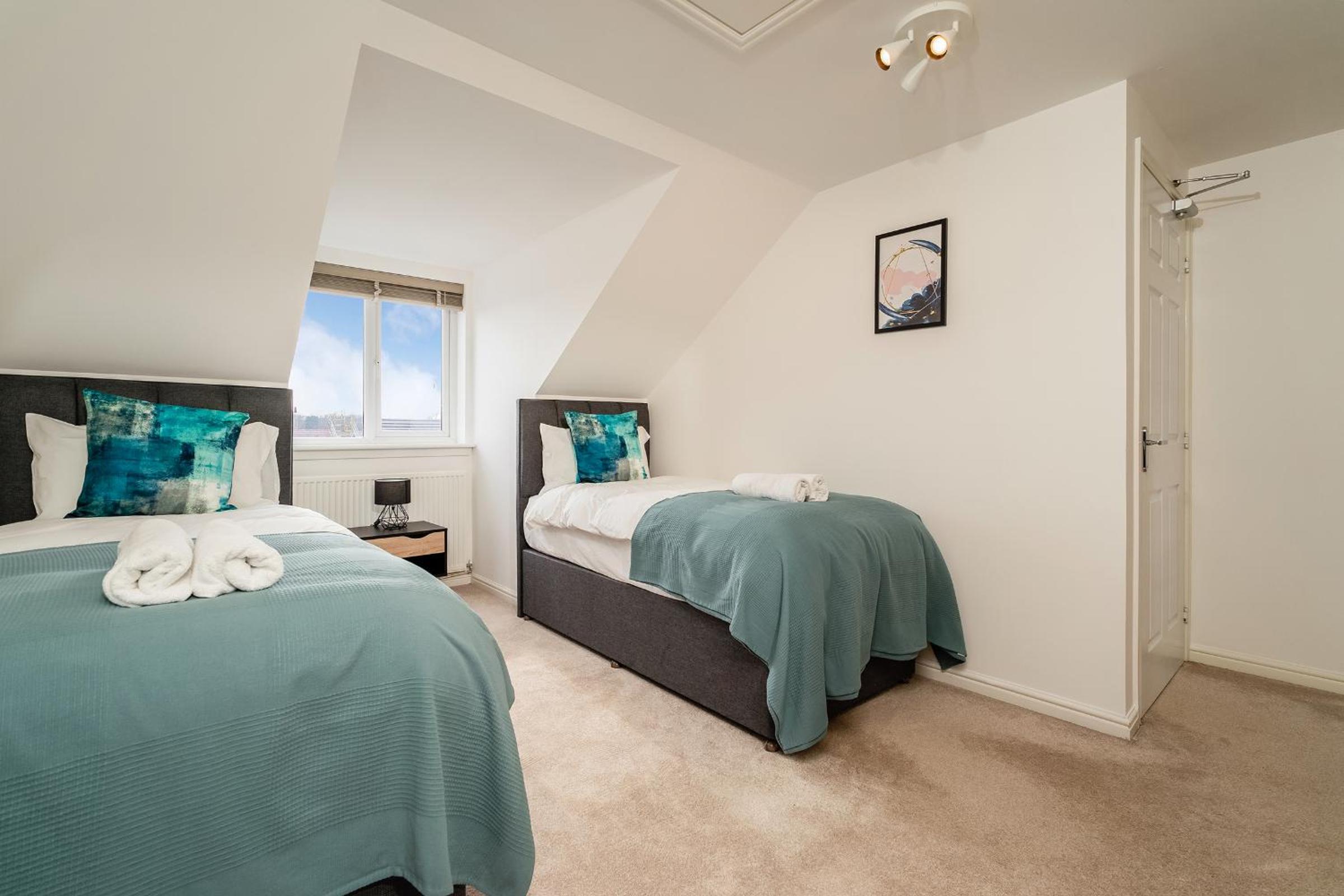 Modern 3-Bed Family Home Near Glasgow Airport