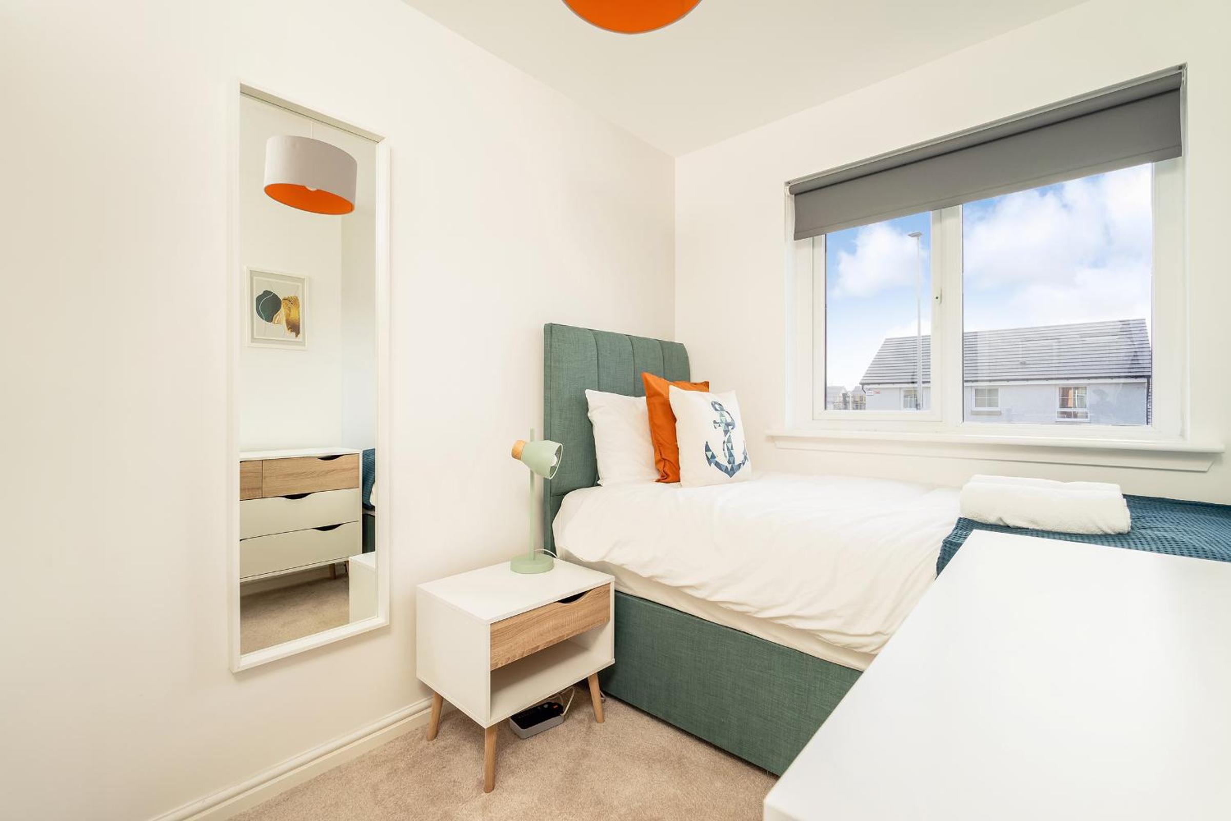 Modern 3-Bed Family Home Near Glasgow Airport