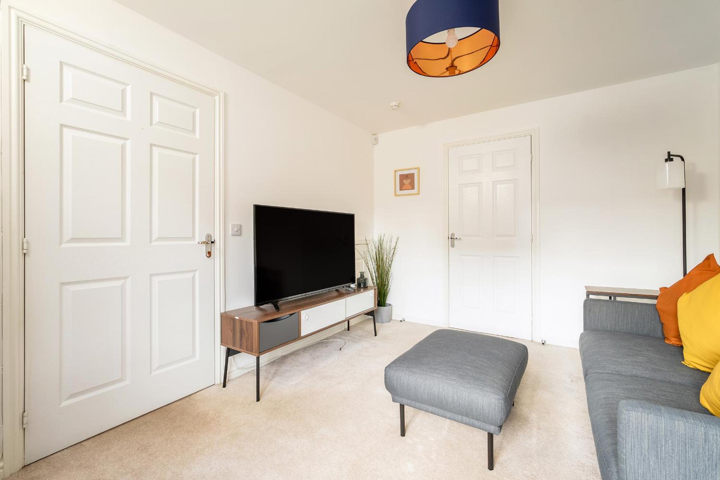 Modern 3-Bed Family Home Near Glasgow Airport