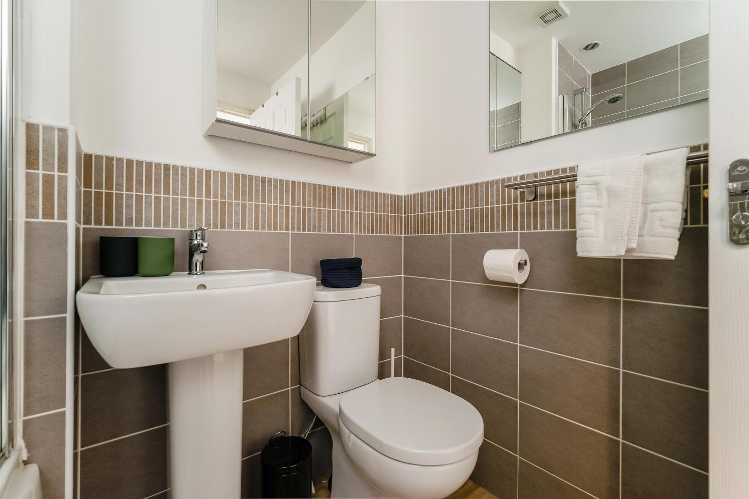 Modern 3-Bed Family Home Near Glasgow Airport