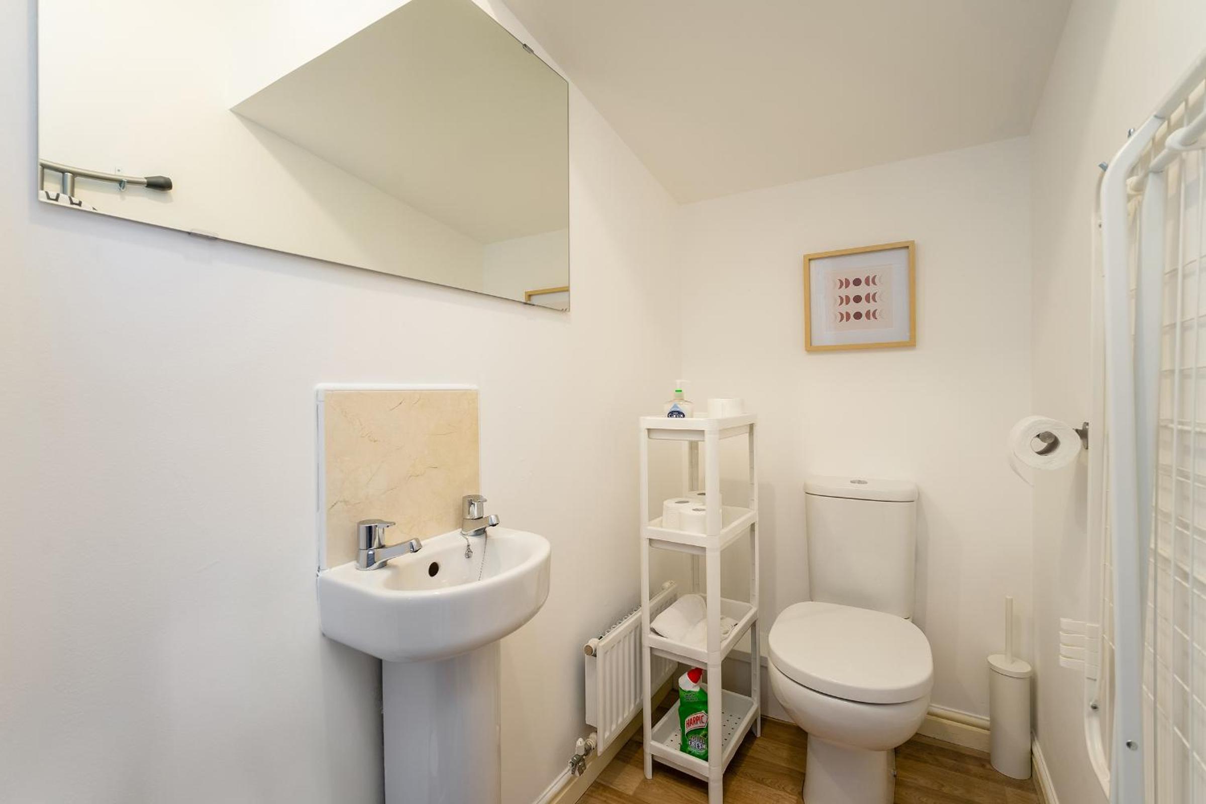 Modern 3-Bed Family Home Near Glasgow Airport